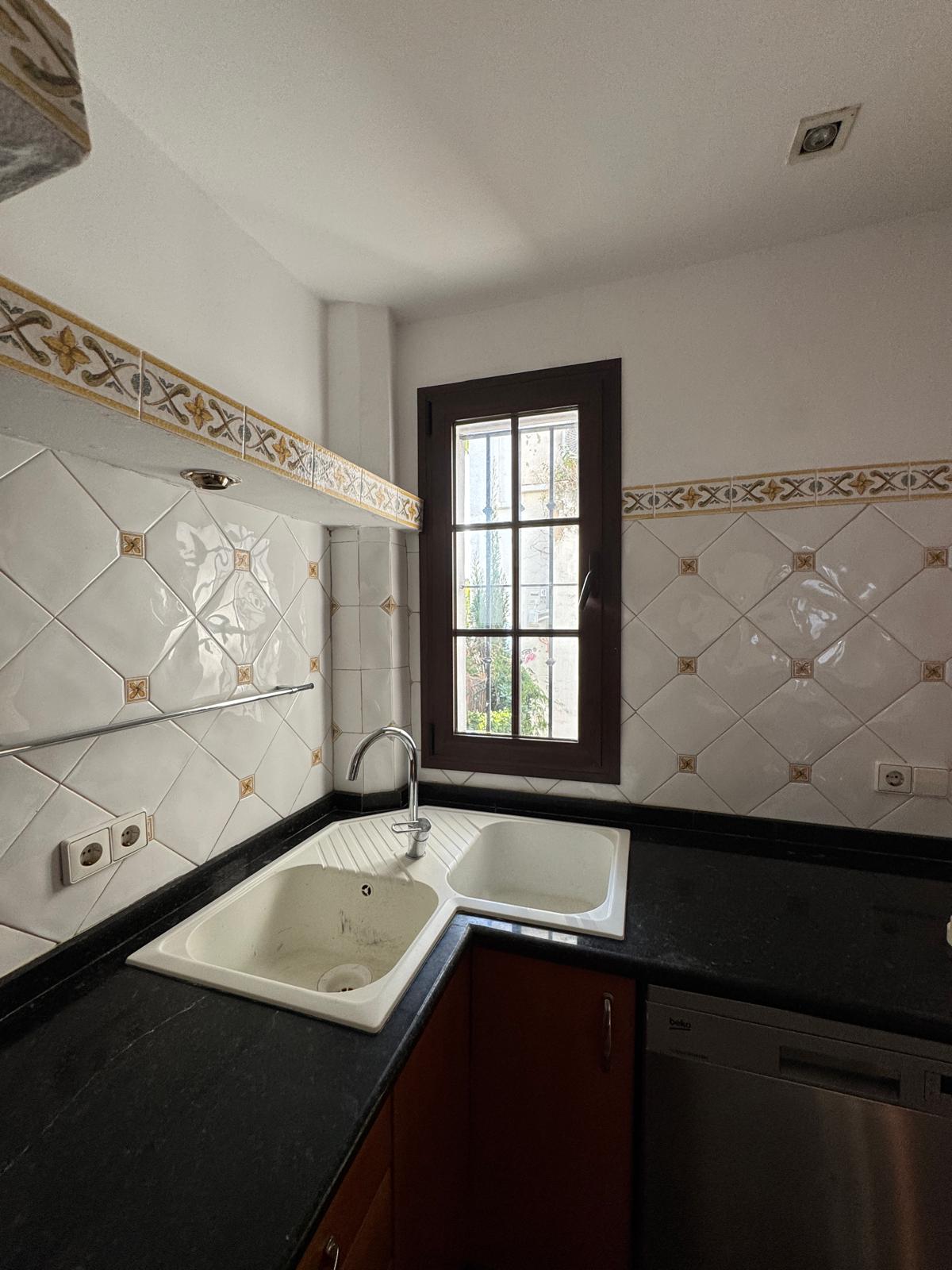 Semi Detached House · Marbella · (300-01803P)