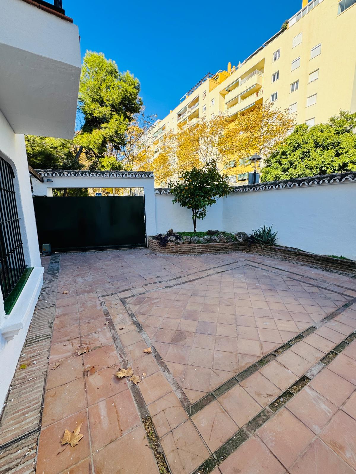 Semi Detached House · Marbella · (300-01803P)