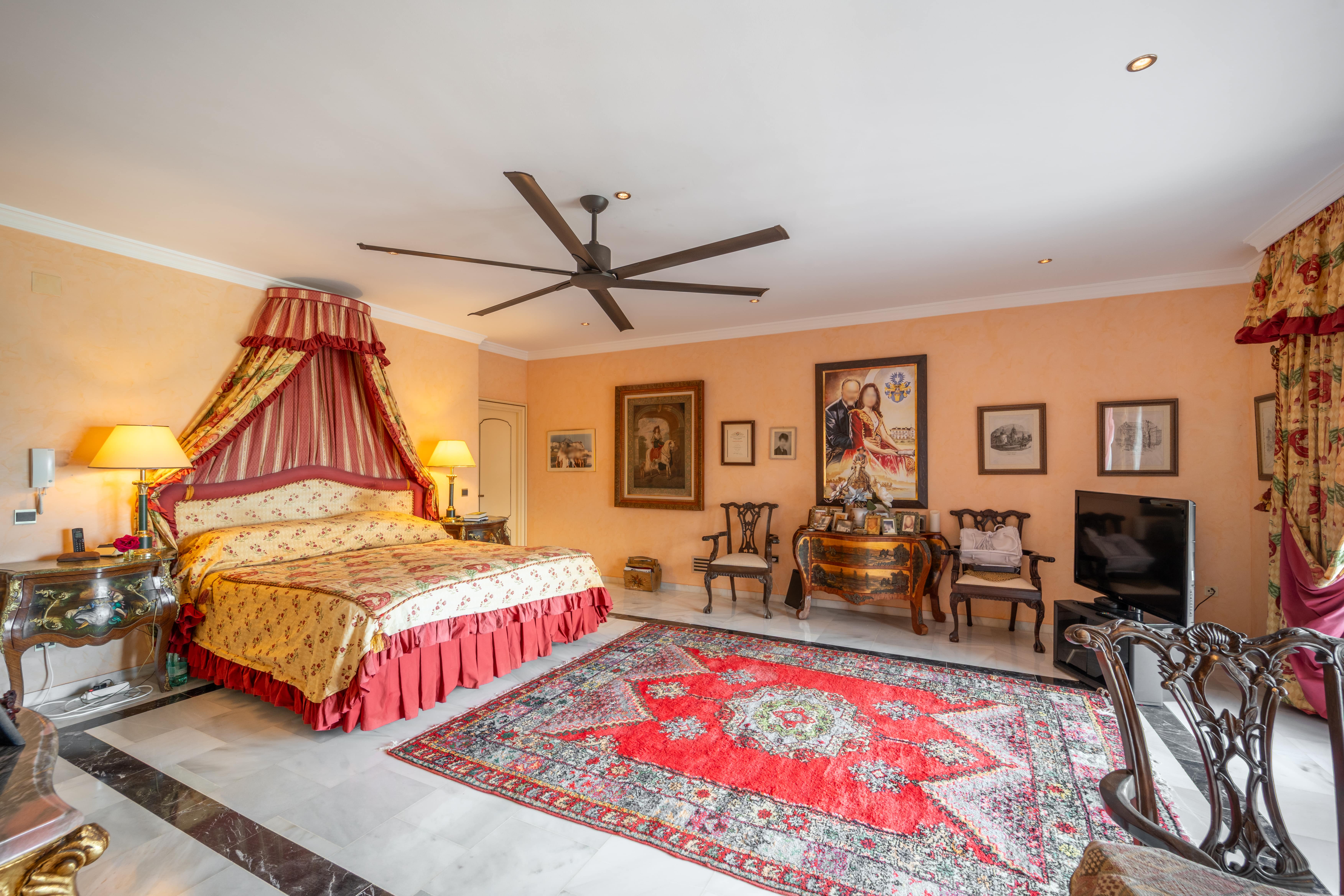 Villa · Estepona · (395-AP9882)
