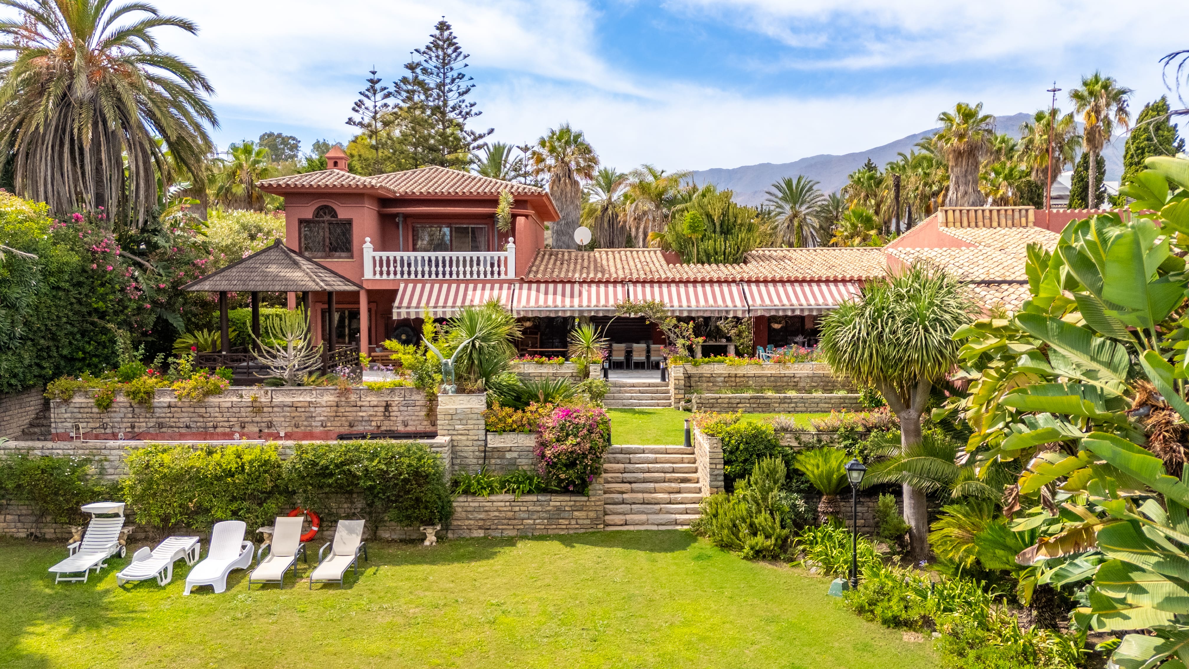 Villa · Estepona · (395-AP9882)
