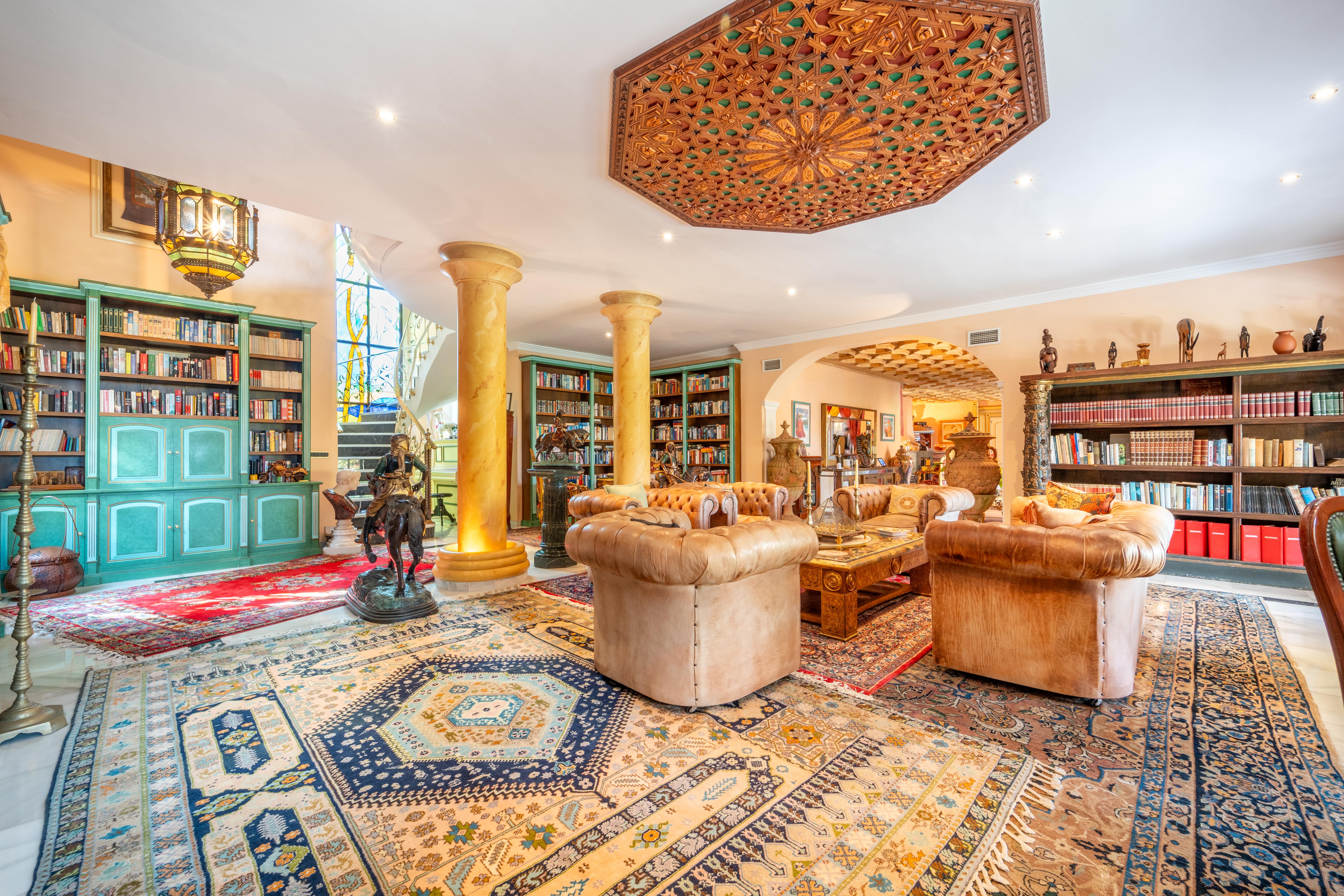 Villa · Estepona · (395-AP9882)