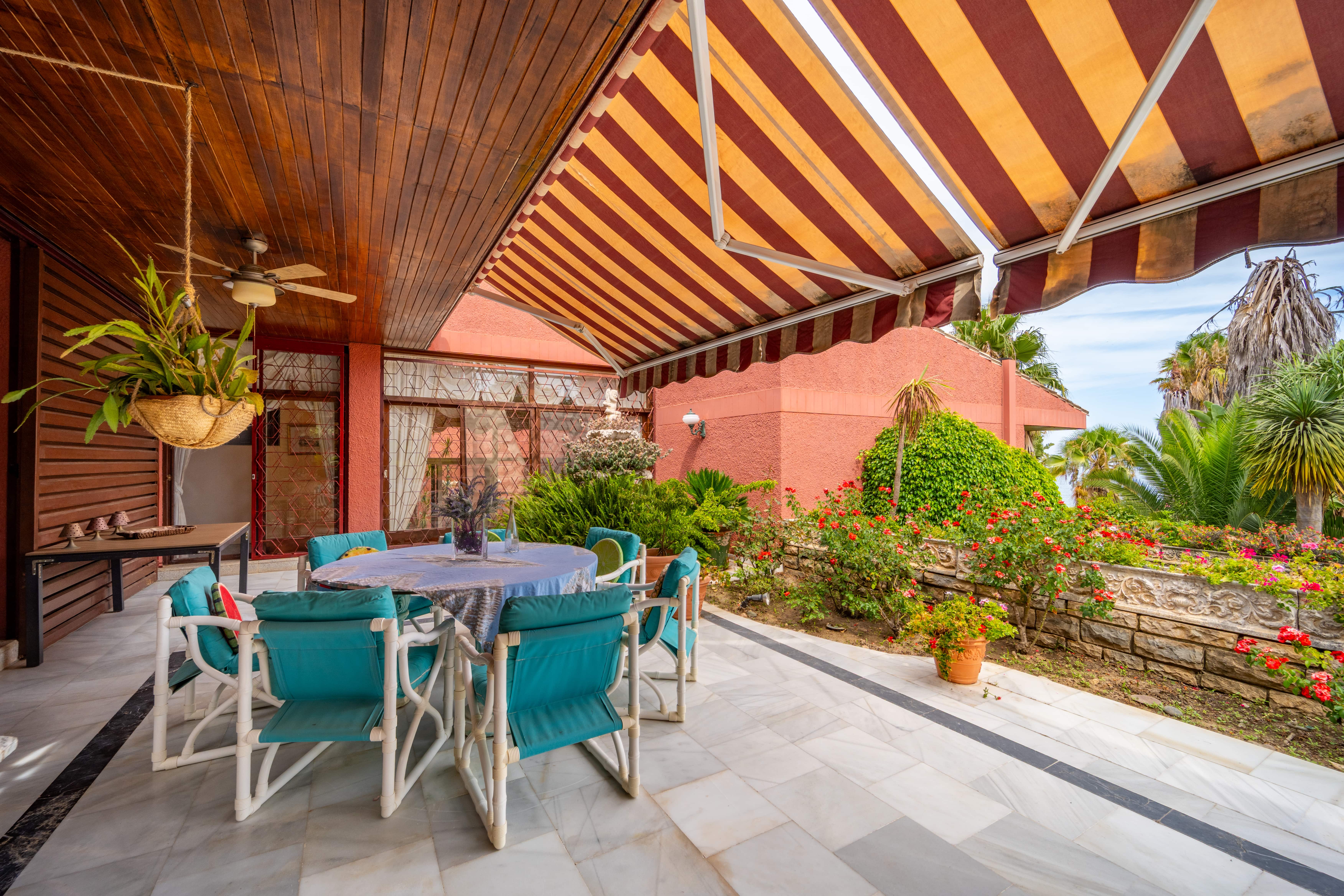 Villa · Estepona · (395-AP9882)