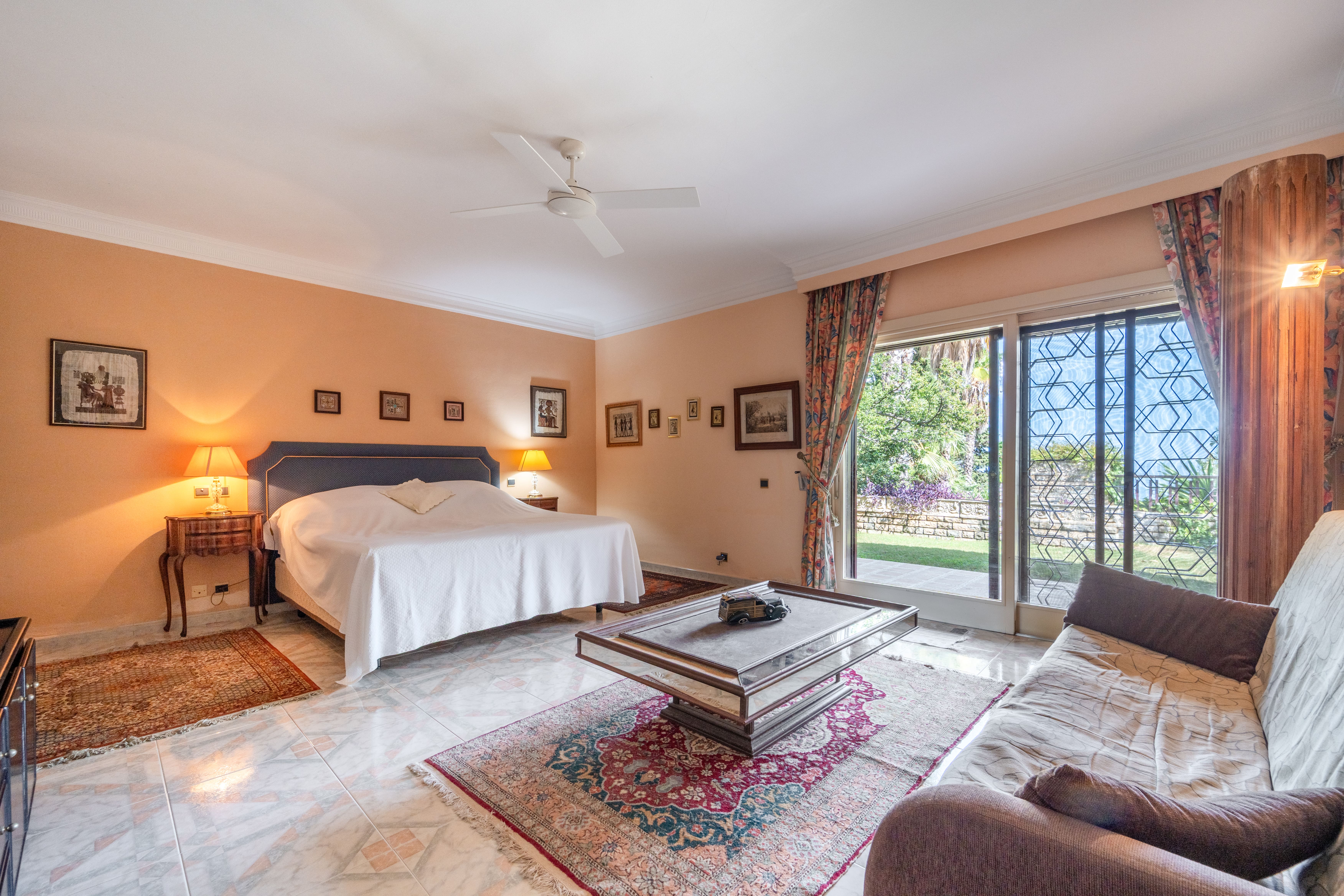 Villa · Estepona · (395-AP9882)
