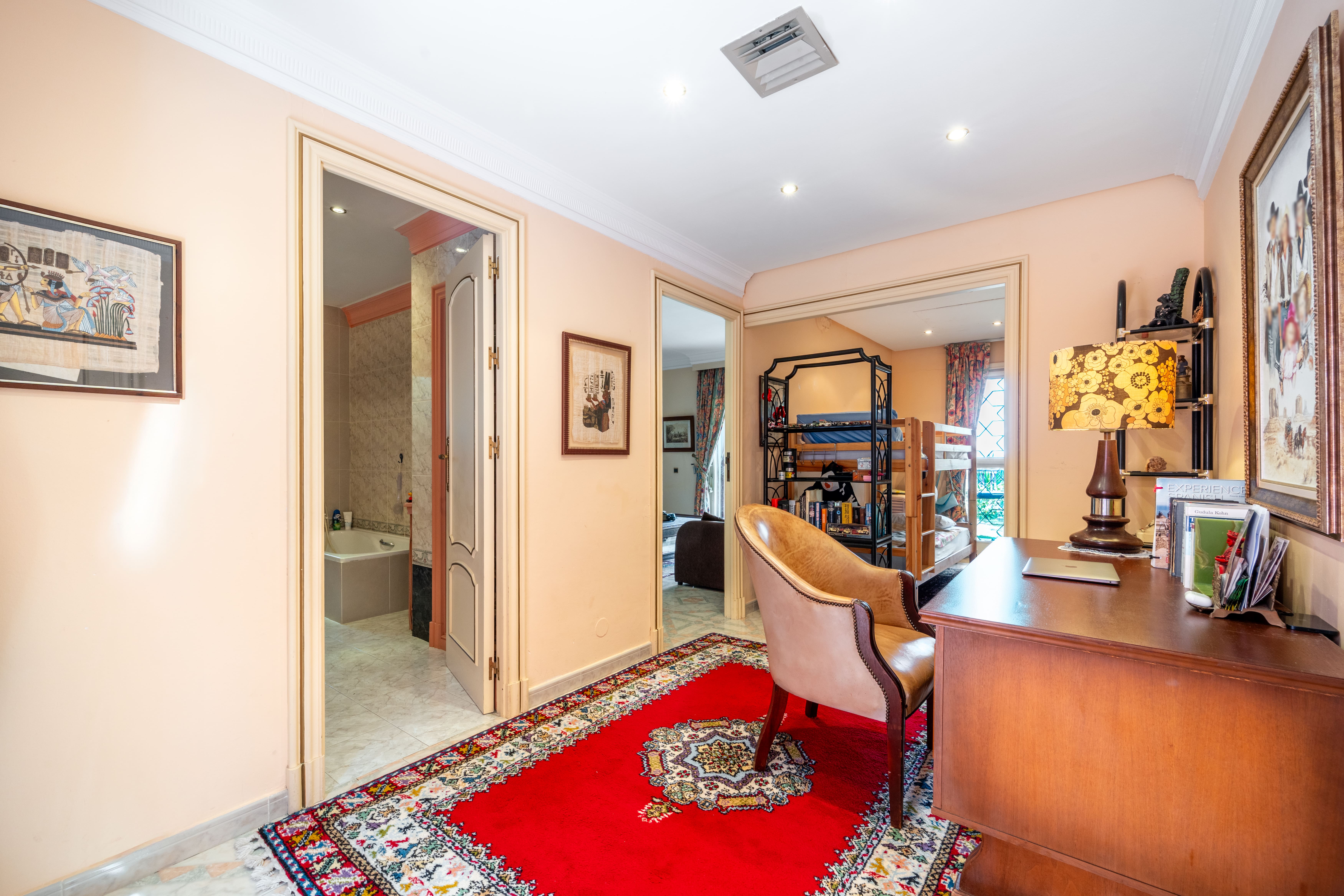Villa · Estepona · (395-AP9882)