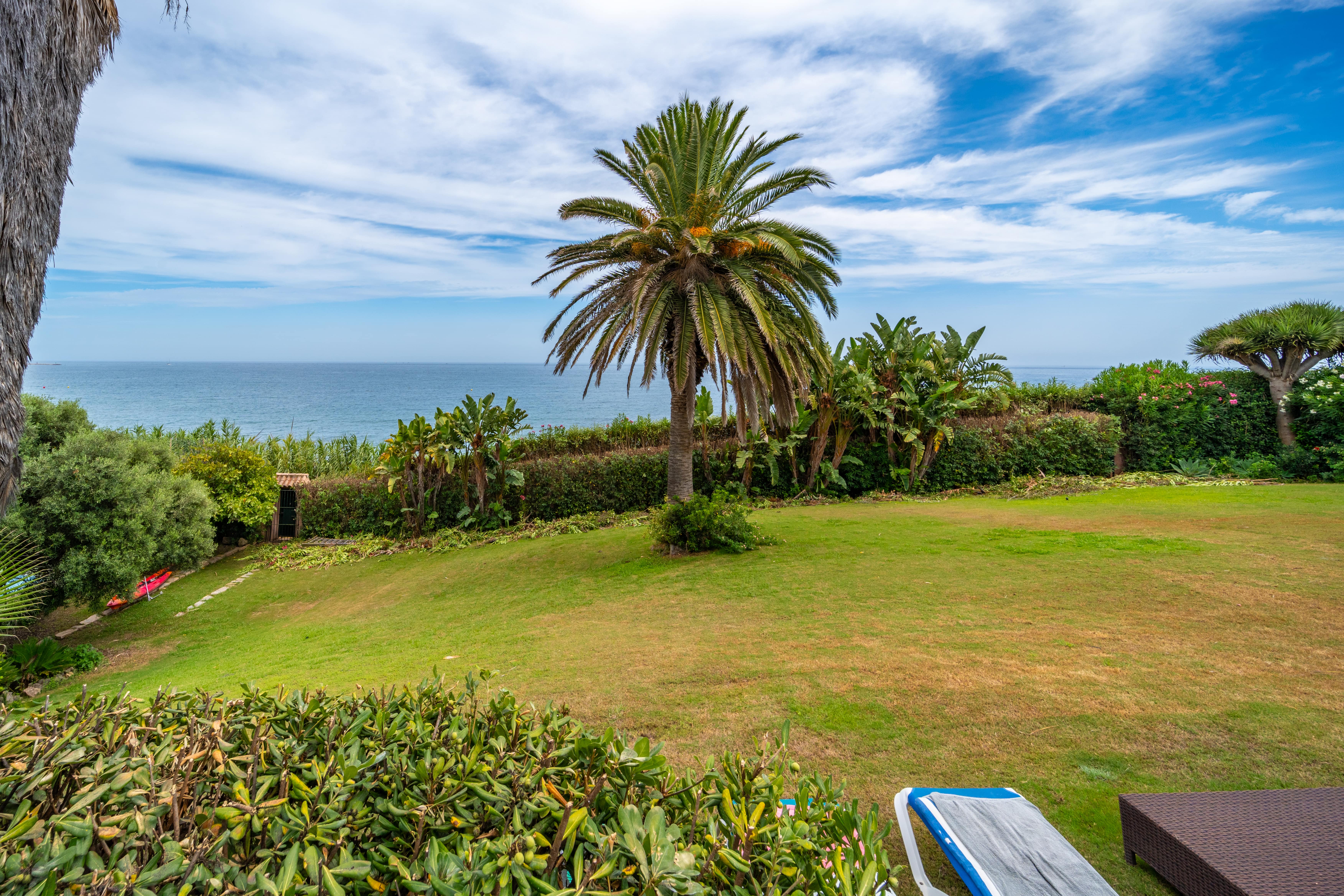 Villa · Estepona · (395-AP9882)