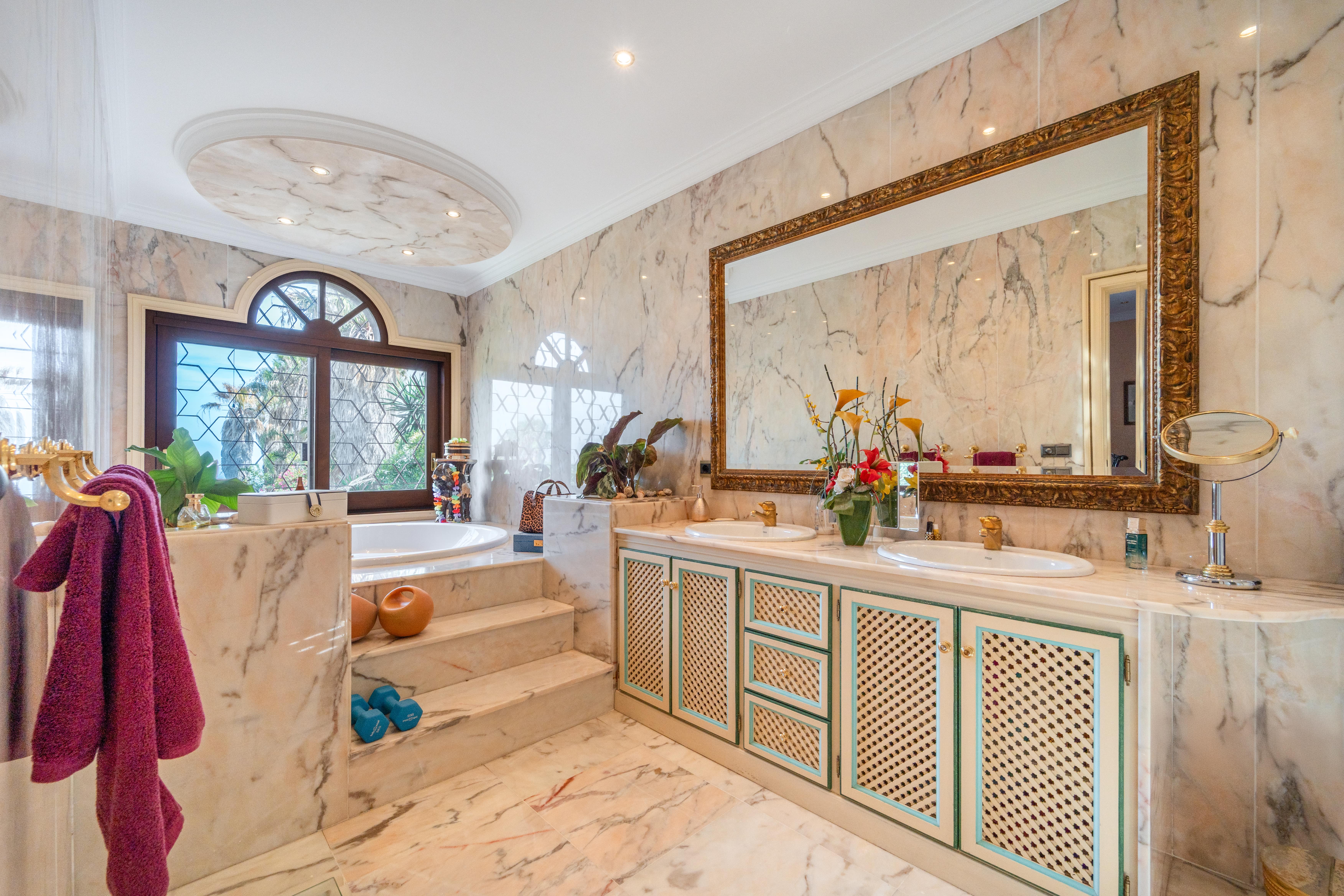 Villa · Estepona · (395-AP9882)