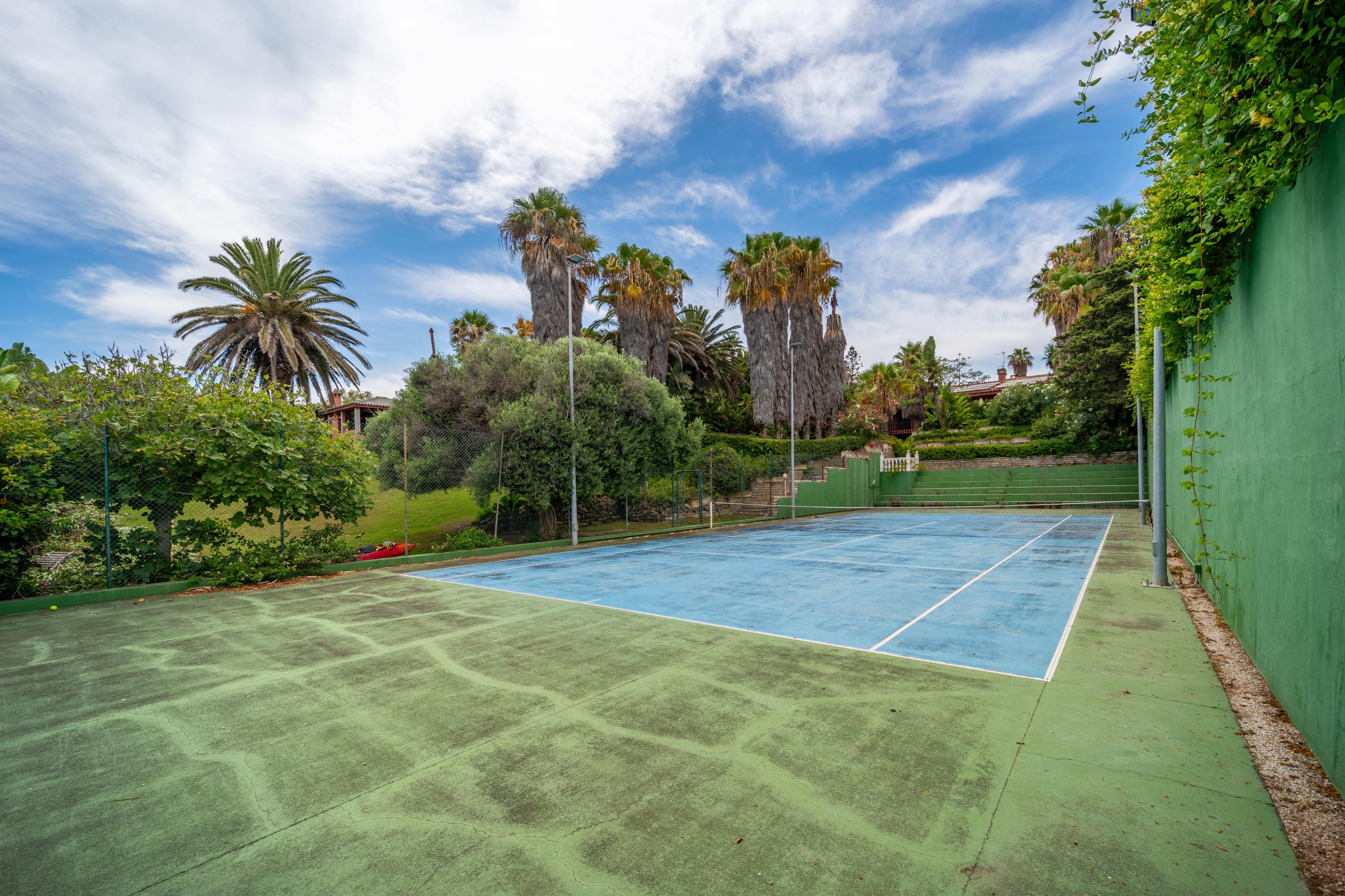 Villa · Estepona · (395-AP9882)