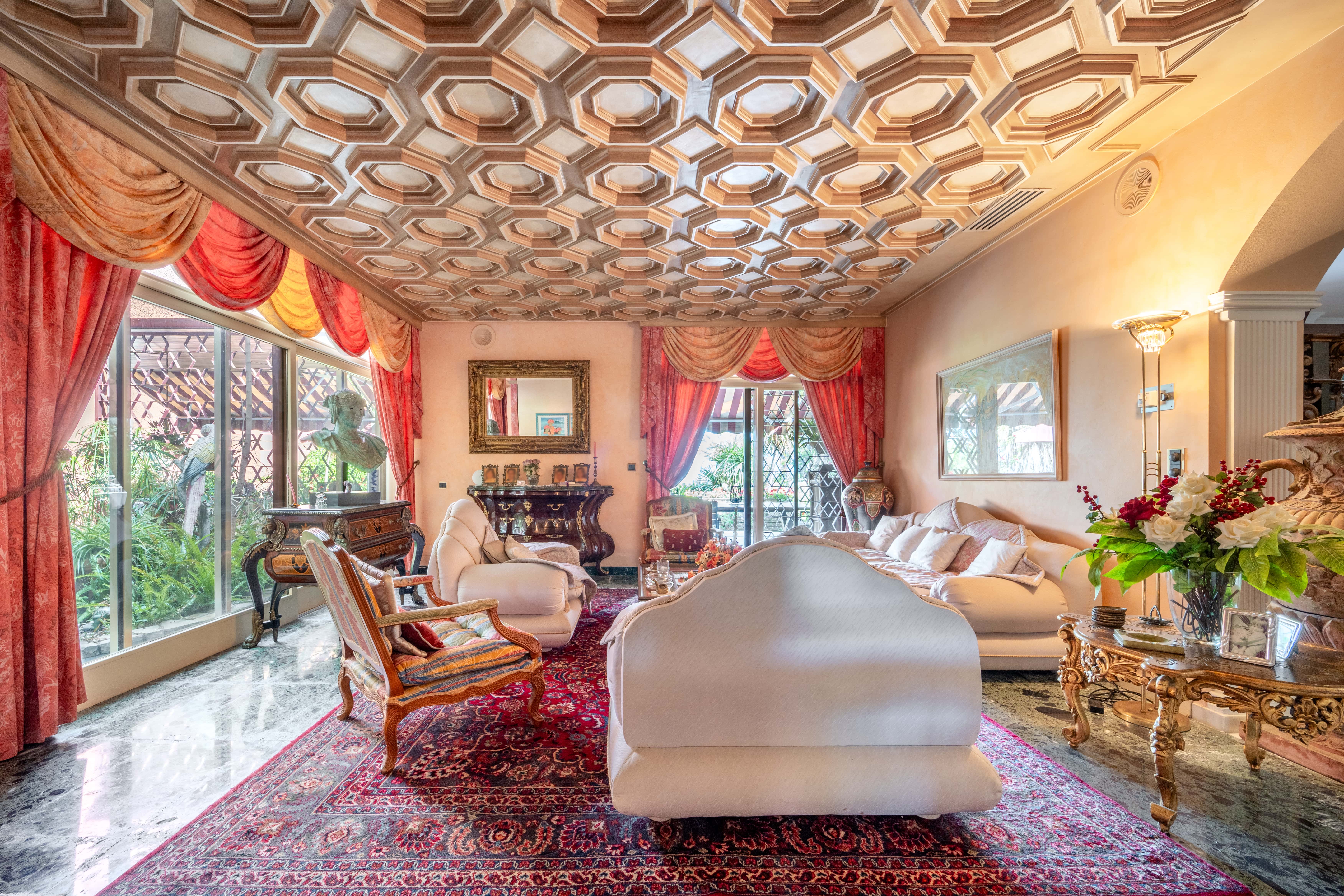 Villa · Estepona · (395-AP9882)