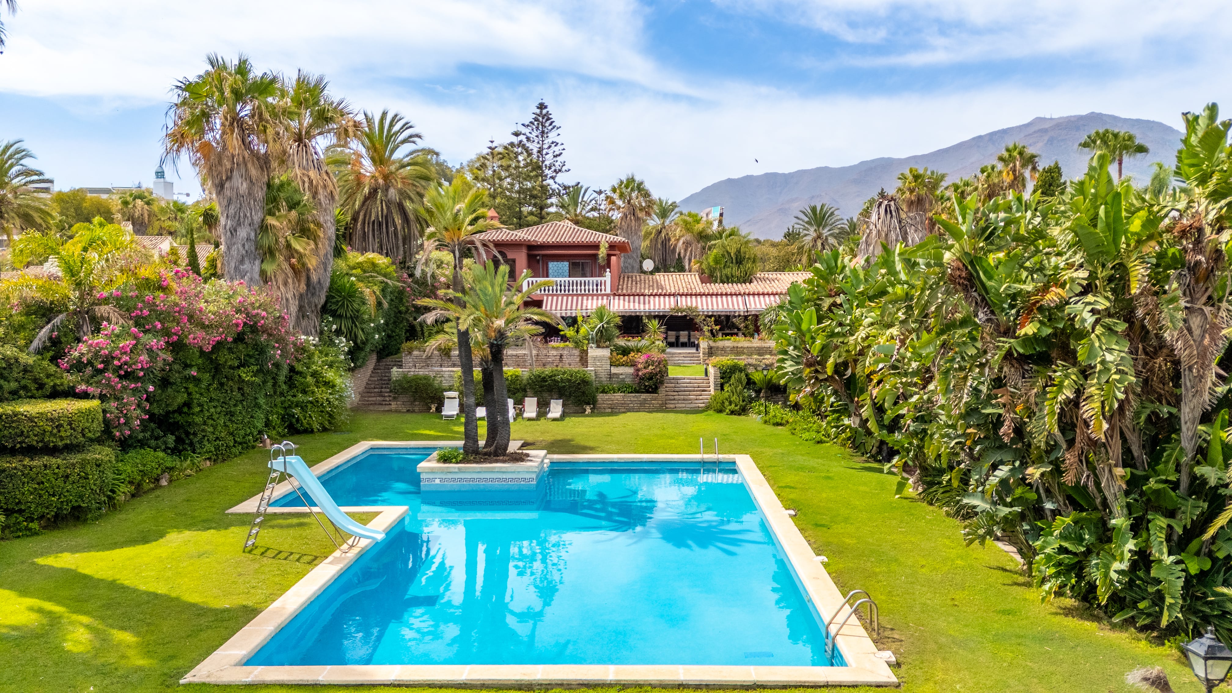 Villa · Estepona · (395-AP9882)