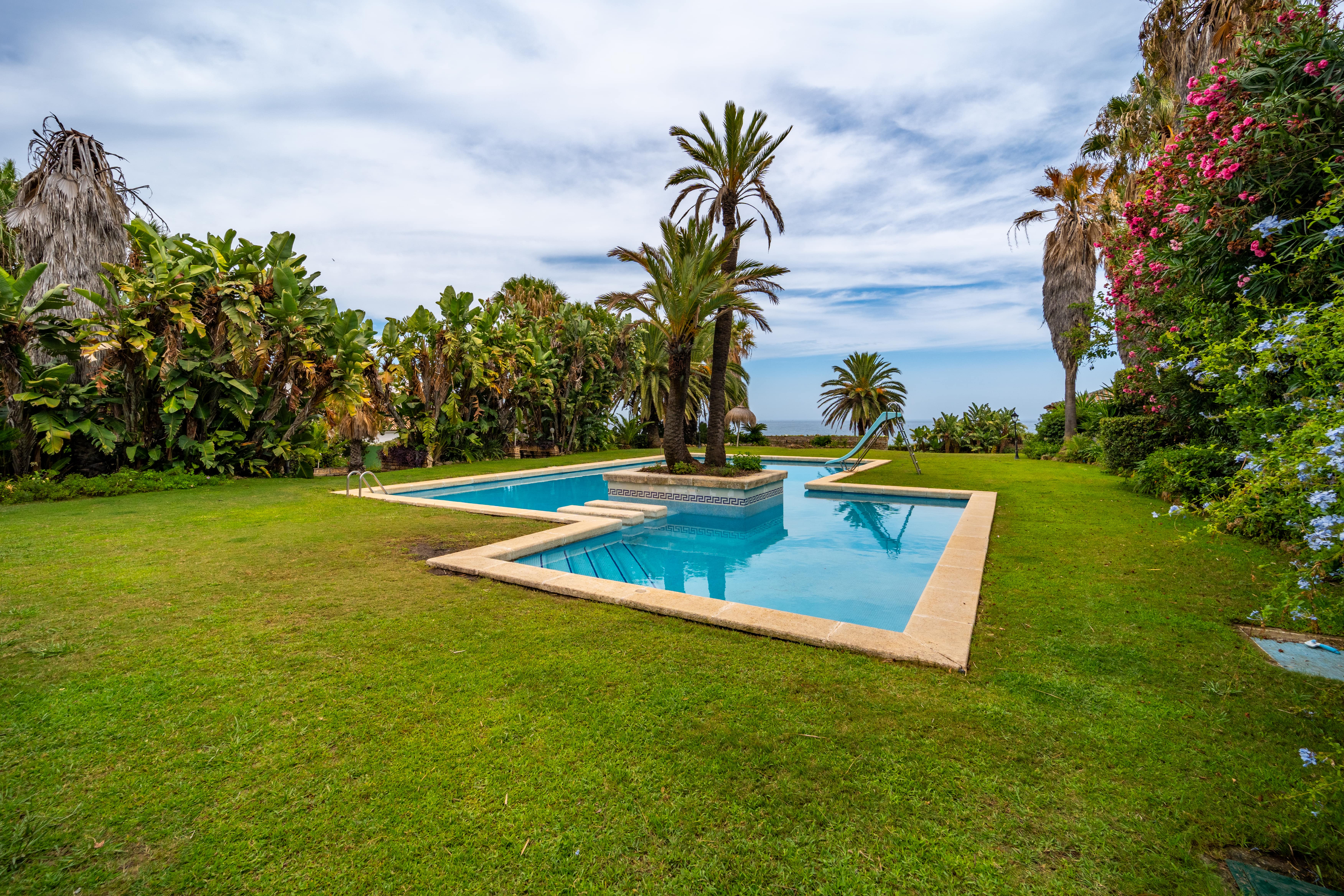 Villa · Estepona · (395-AP9882)