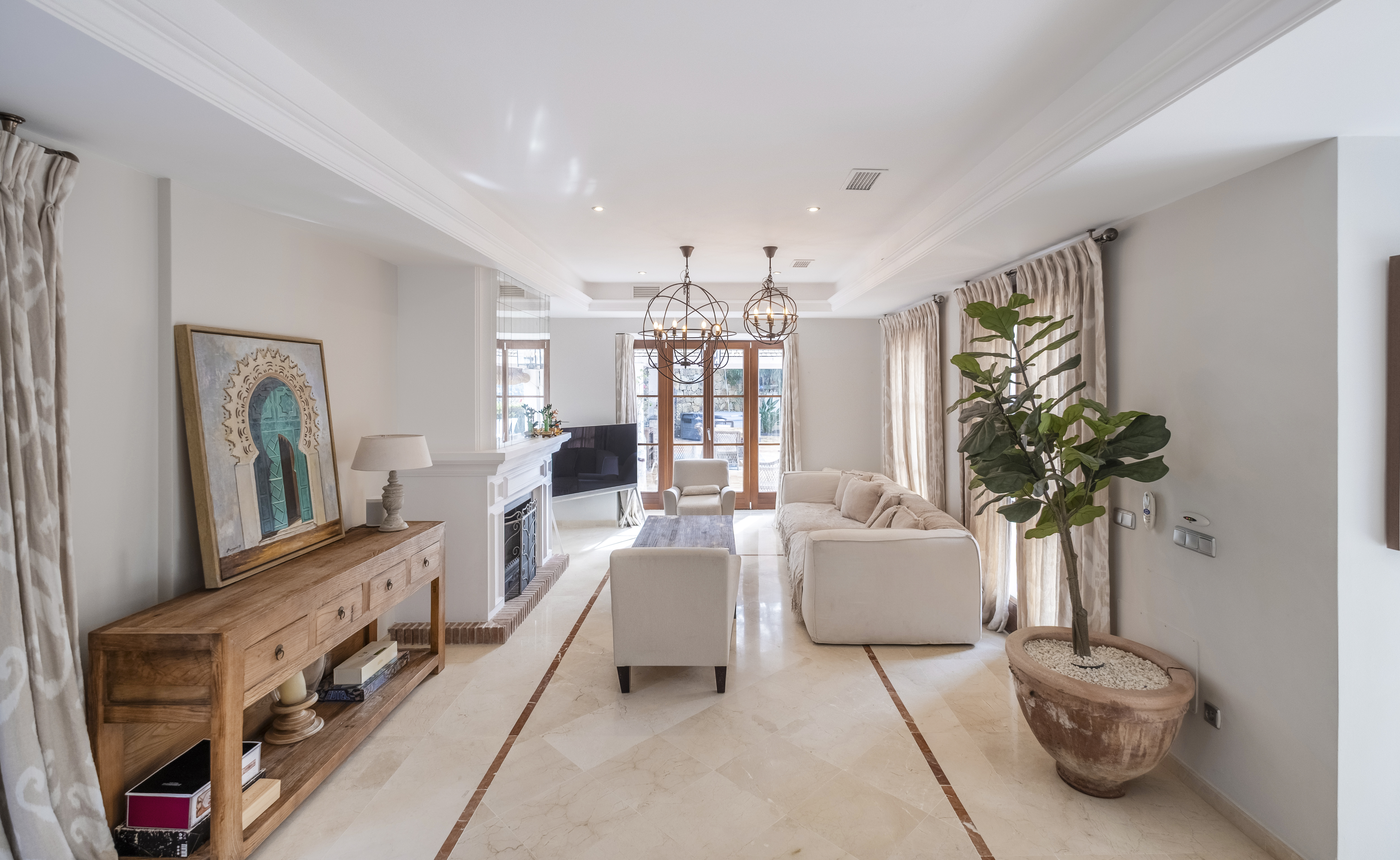 Villa · Benahavis · (AQ-0222)