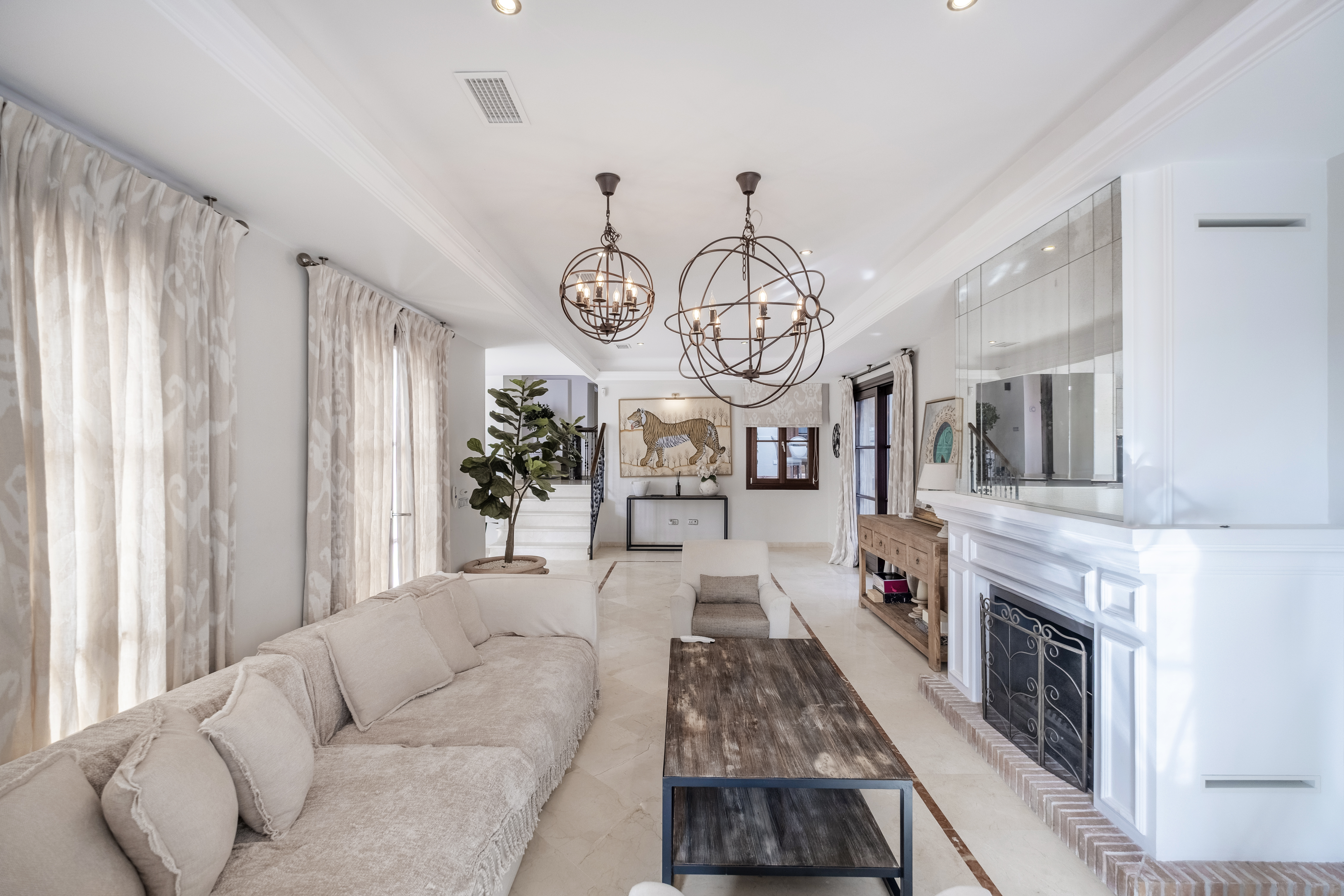 Villa · Benahavis · (AQ-0222)