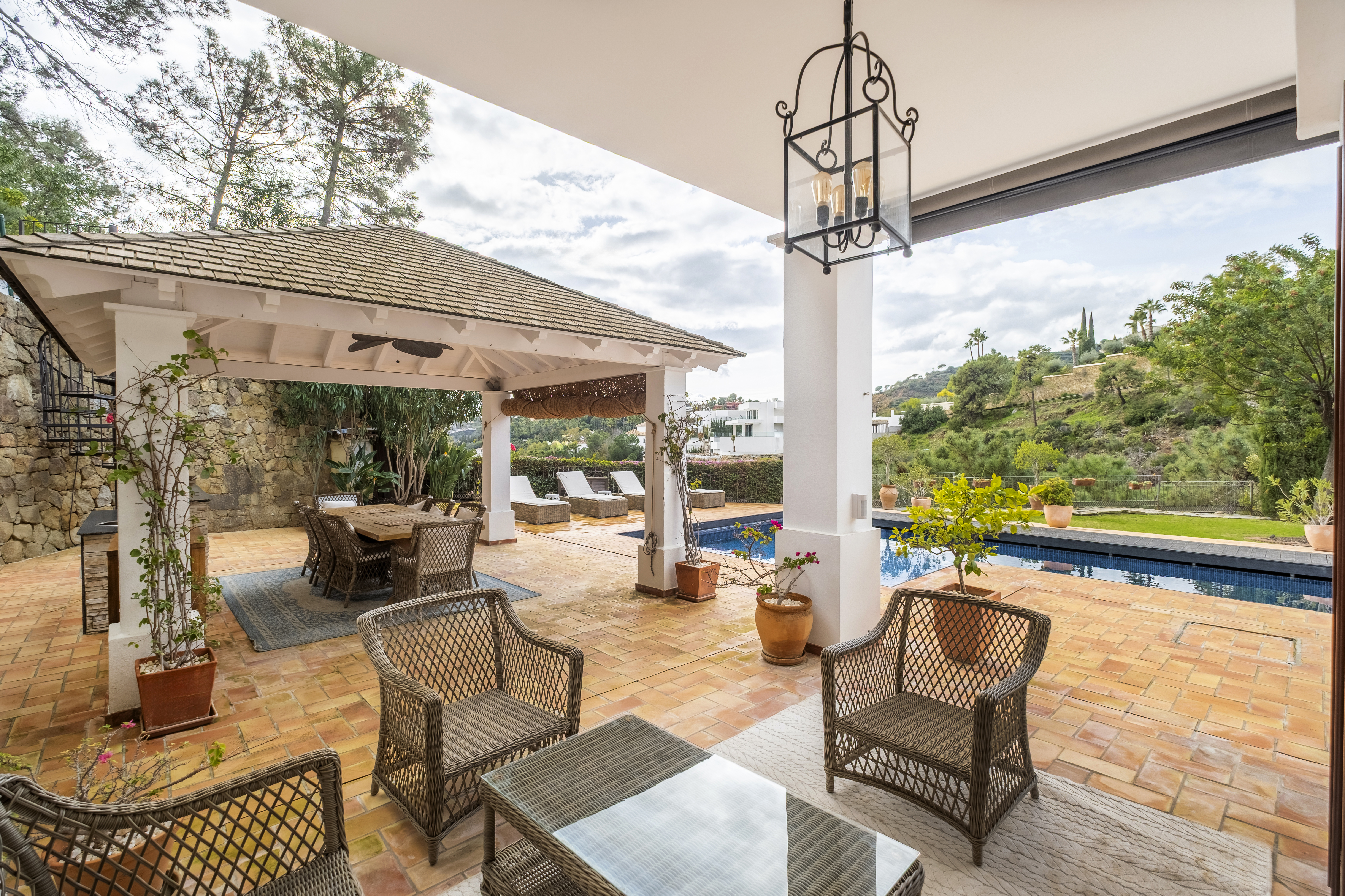 Villa · Benahavis · (AQ-0222)