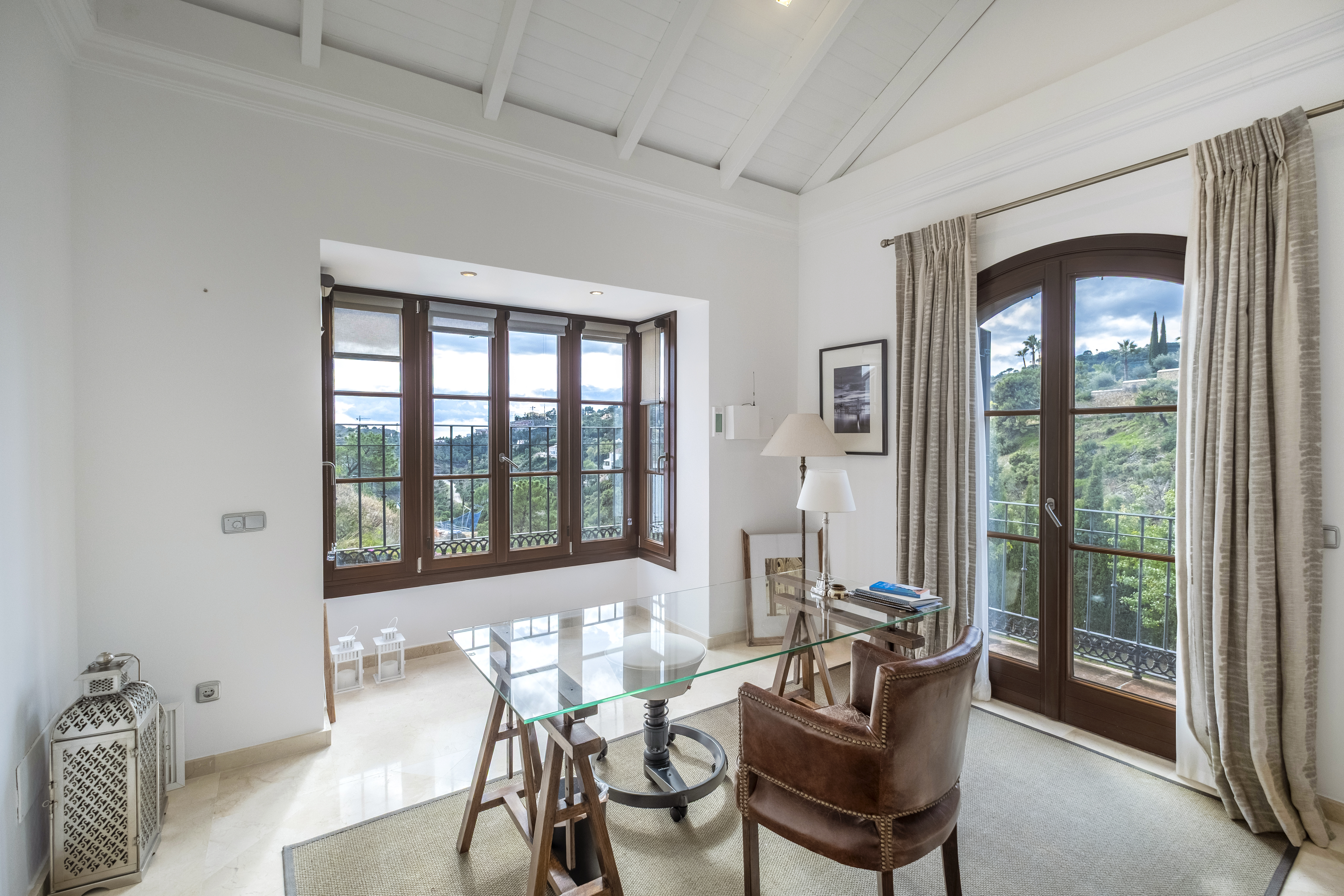Villa · Benahavis · (AQ-0222)