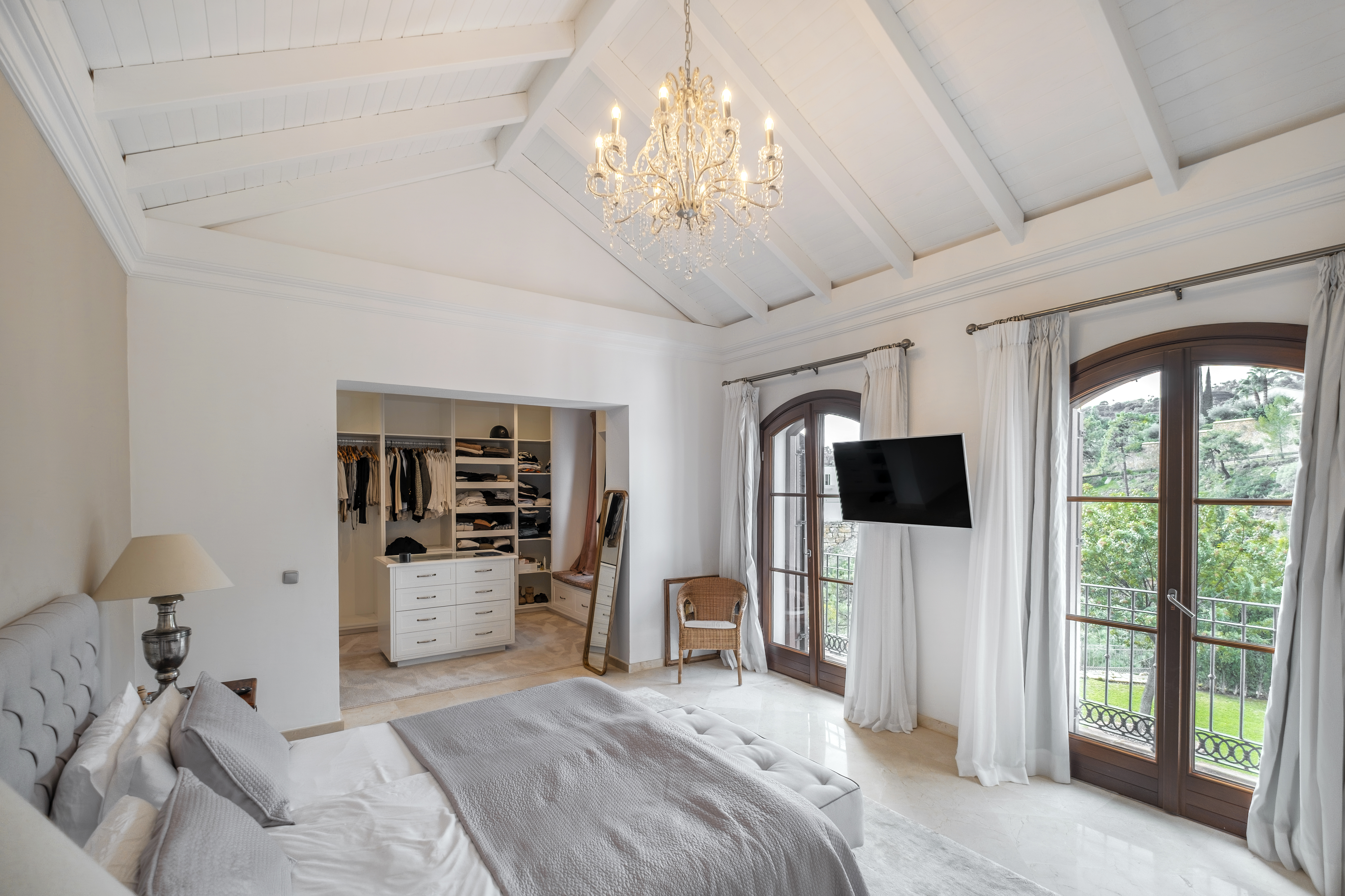 Villa · Benahavis · (AQ-0222)