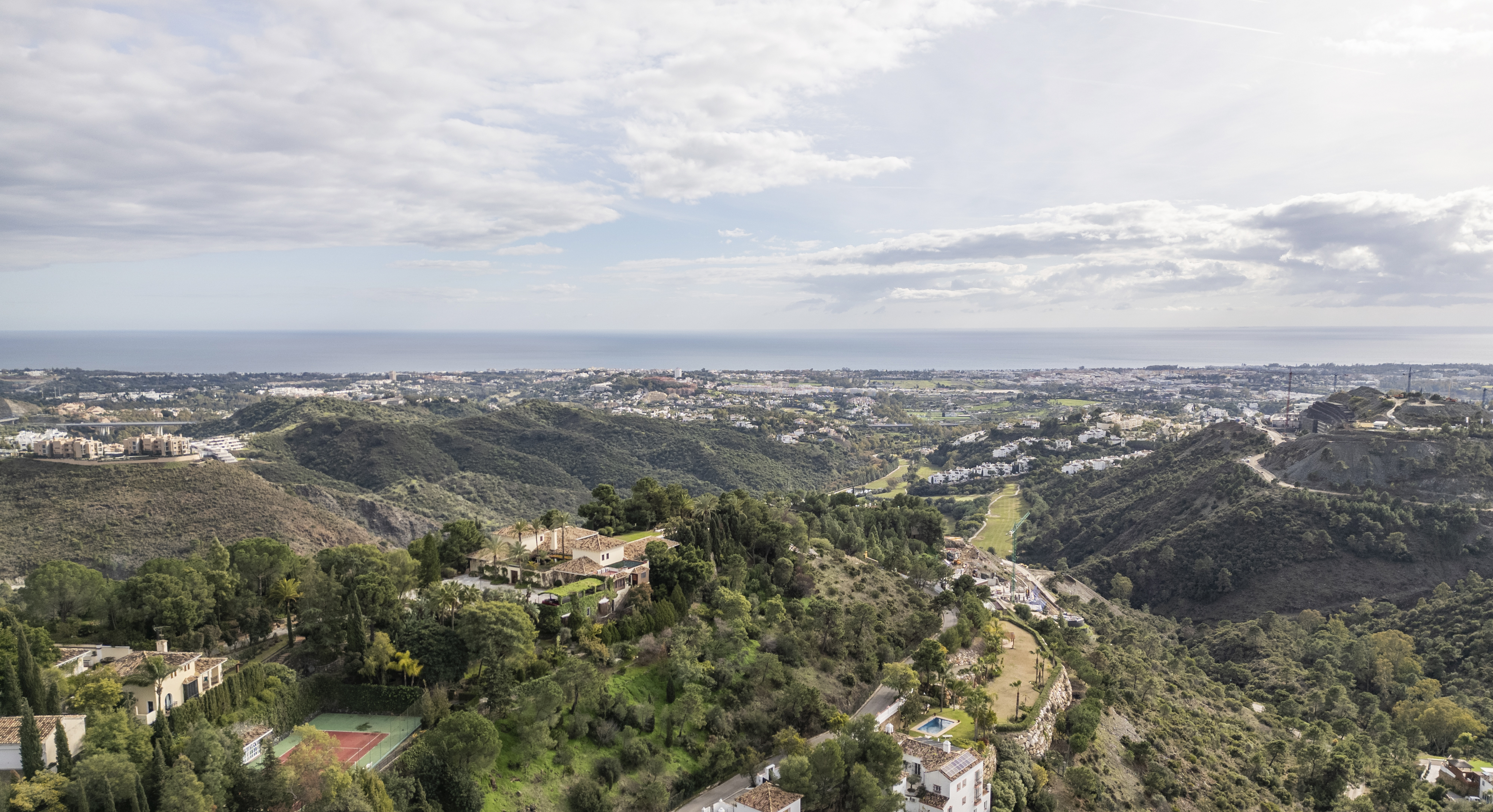 Villa · Benahavis · (AQ-0222)