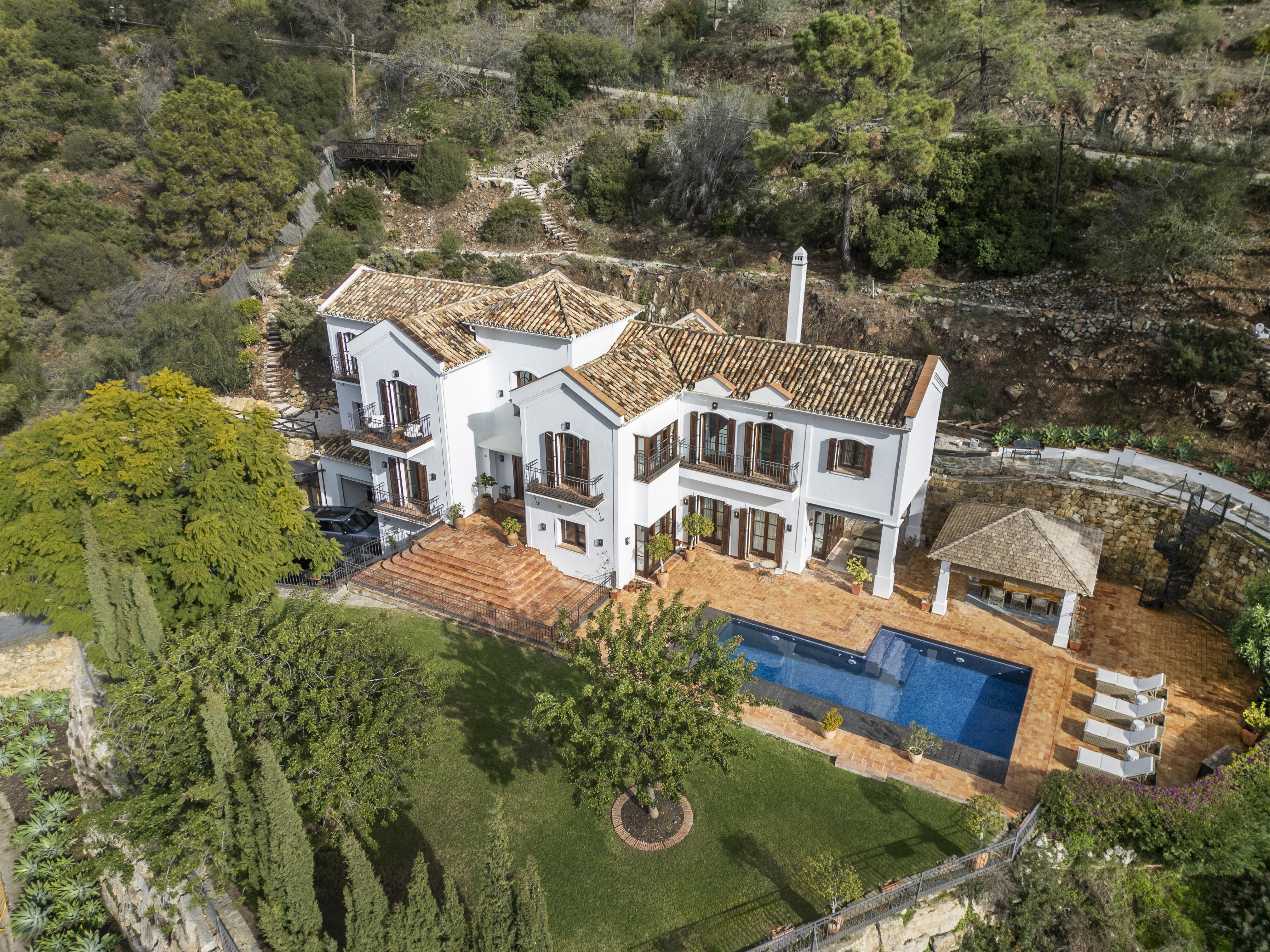 Villa · Benahavis · (AQ-0222)