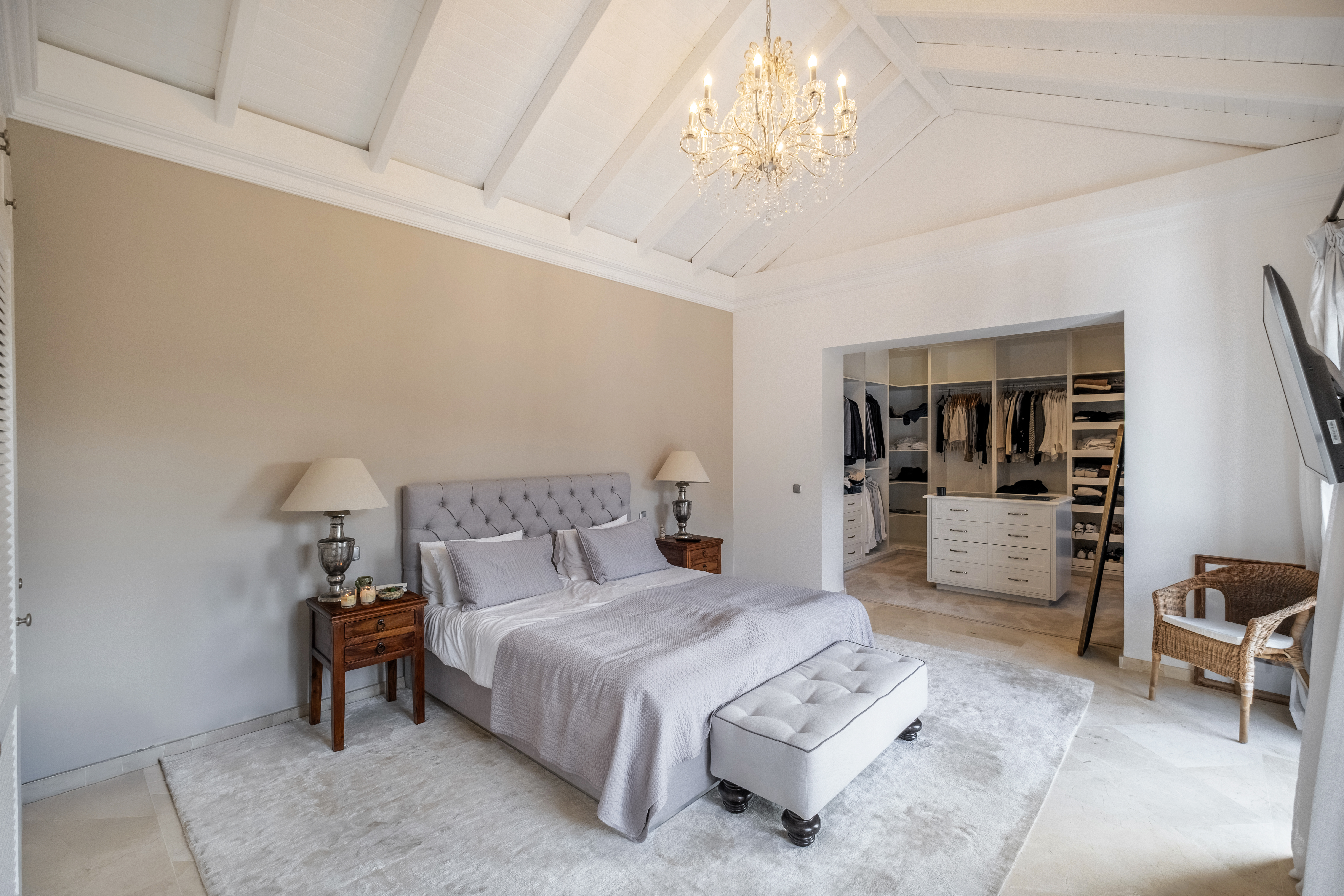 Villa · Benahavis · (AQ-0222)