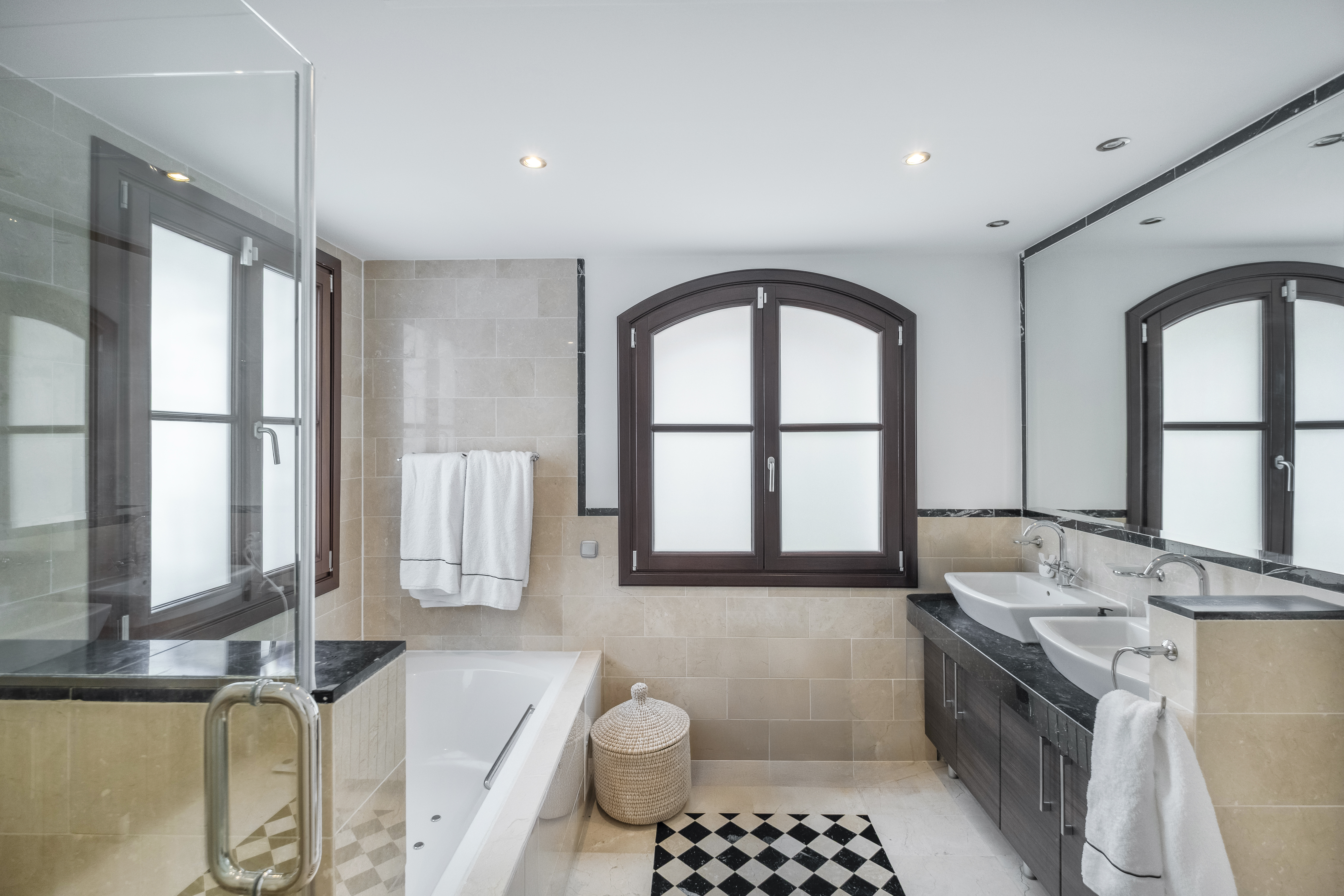 Villa · Benahavis · (AQ-0222)