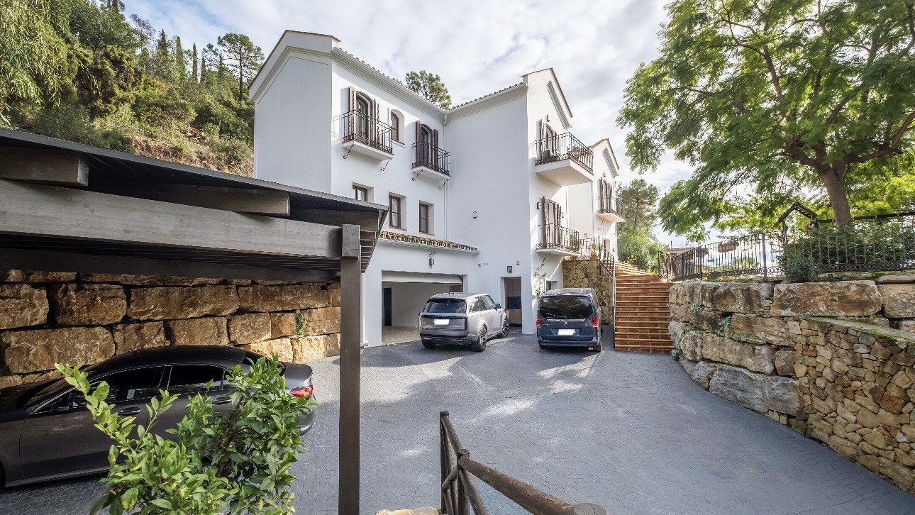 Villa · Benahavis · (AQ-0222)