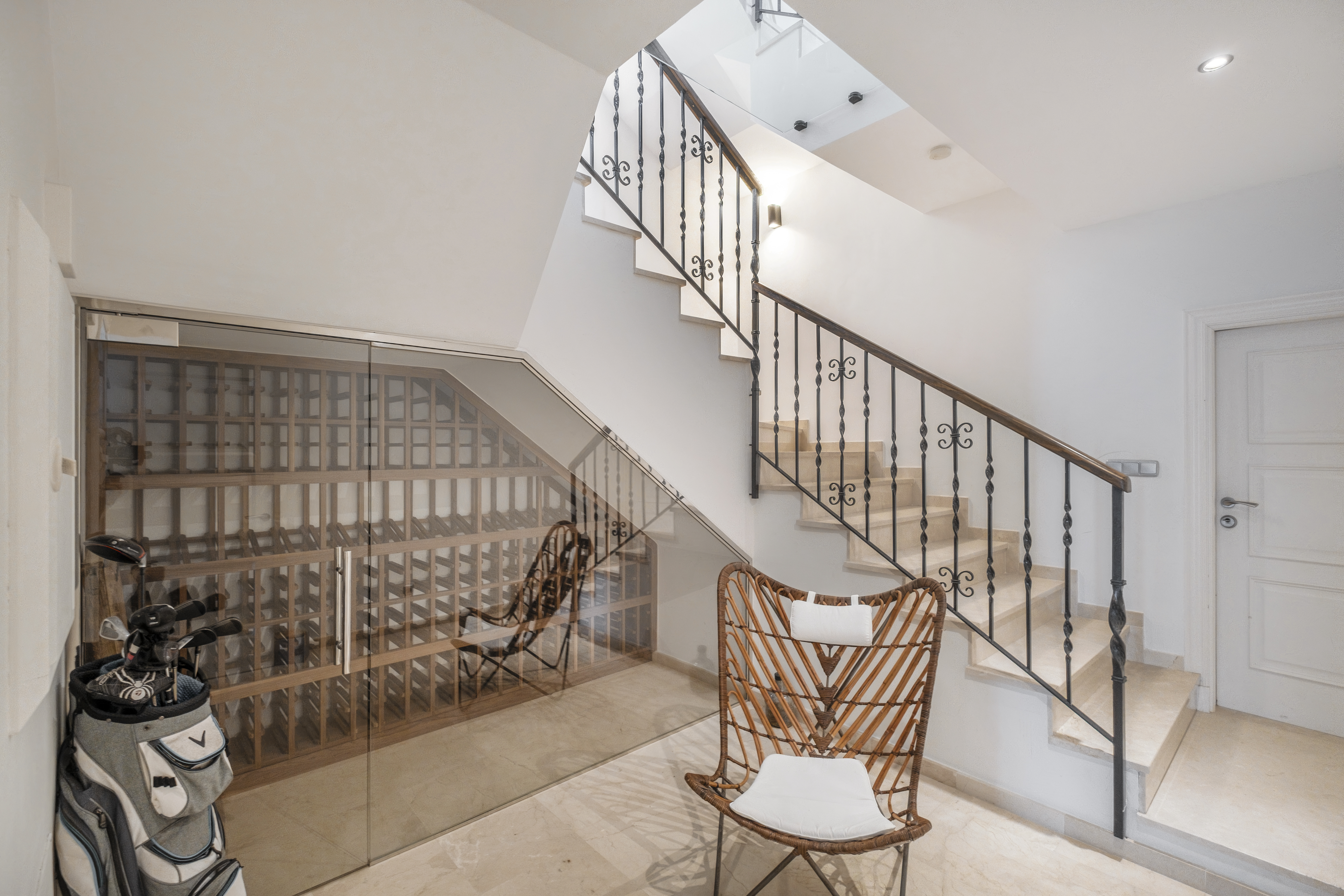 Villa · Benahavis · (AQ-0222)