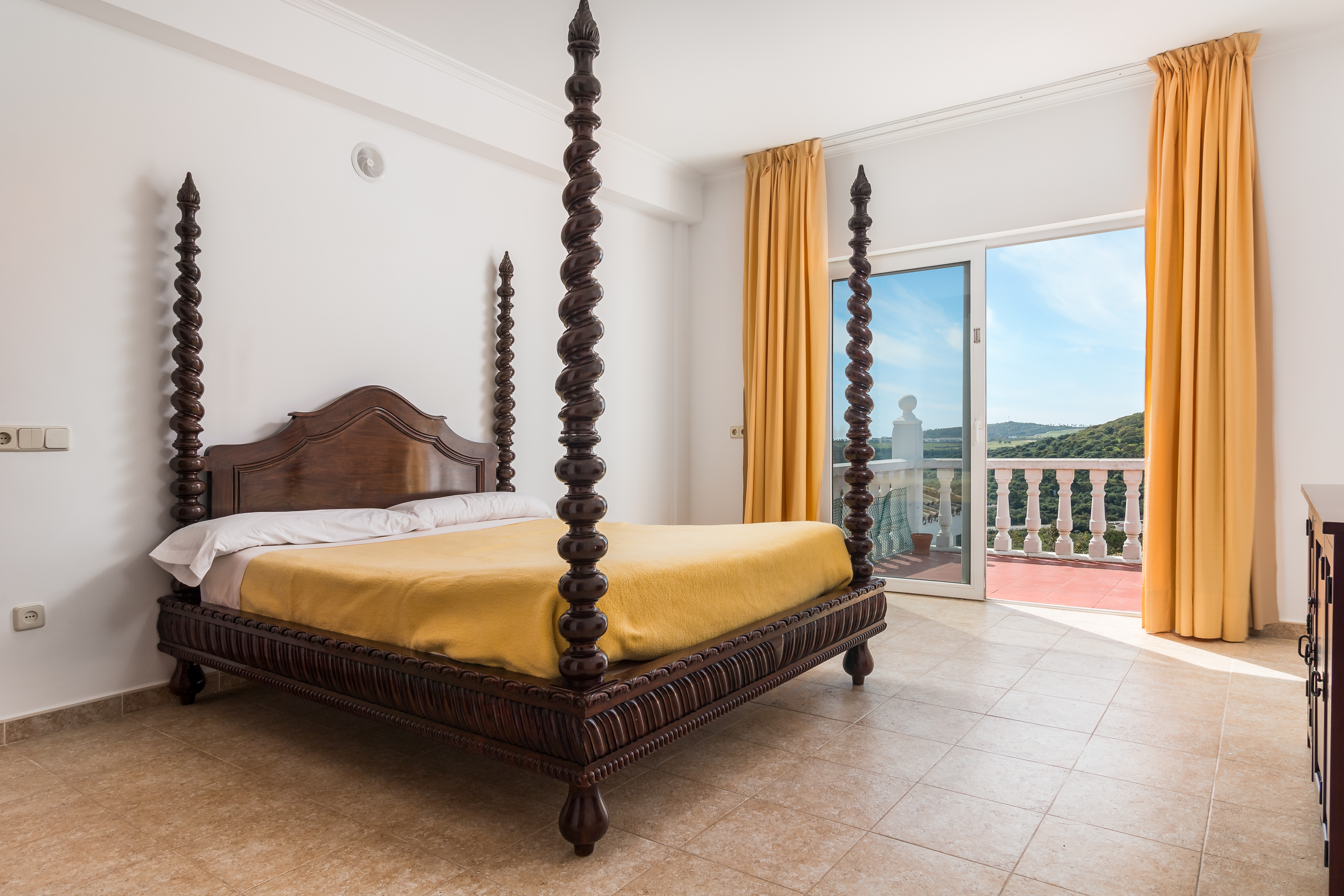 Hotel · San Roque · (R4074742)