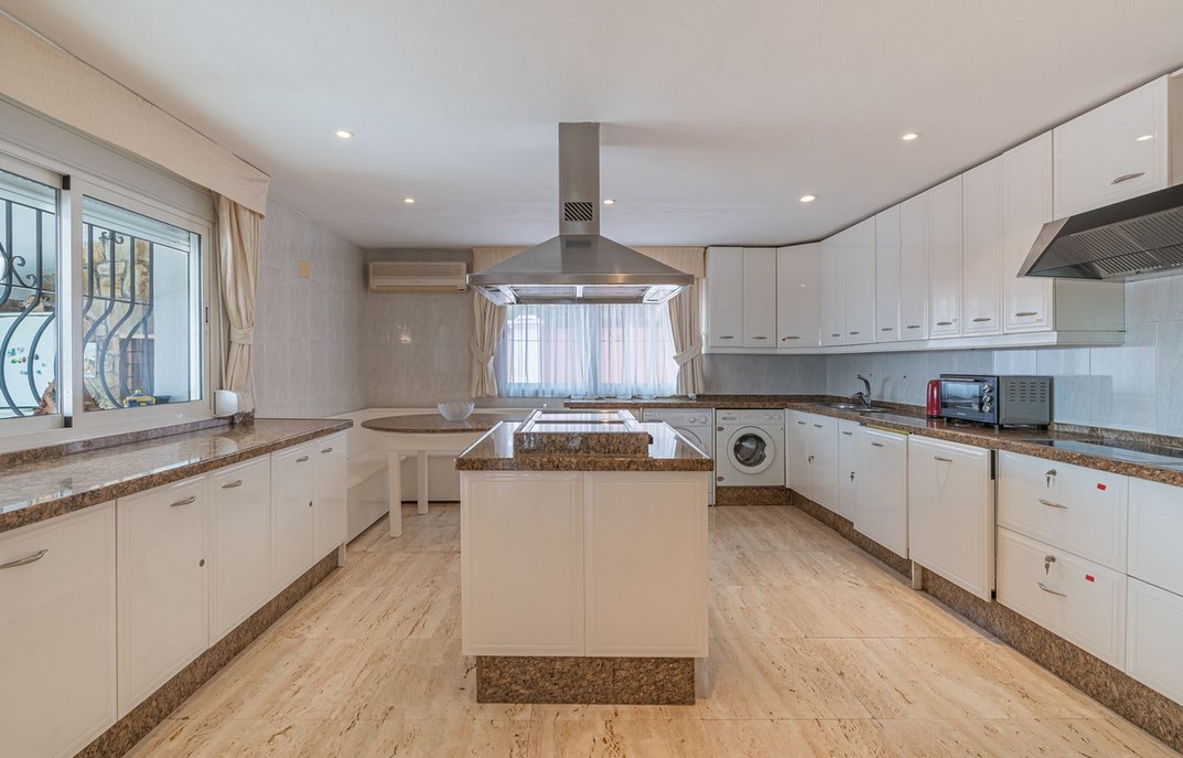 Villa · Estepona · (R3829441)