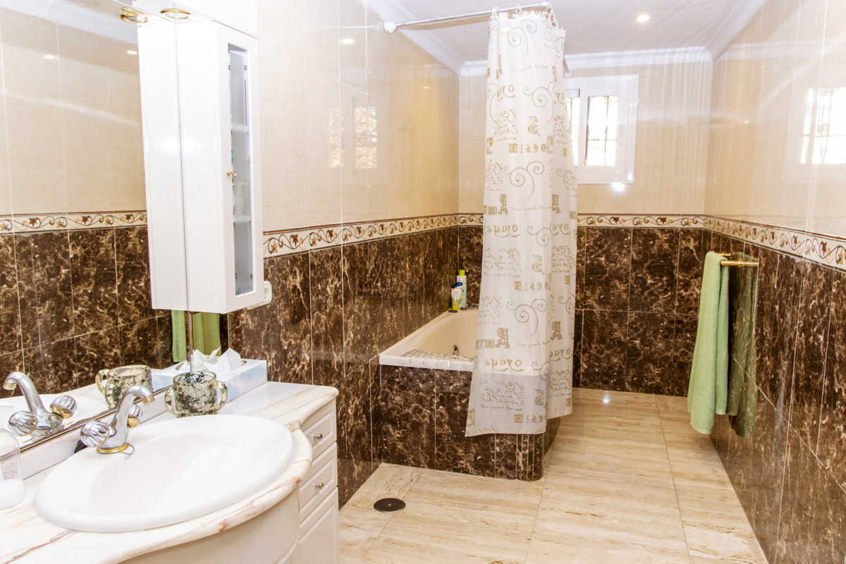 Villa · Estepona · (R3829441)