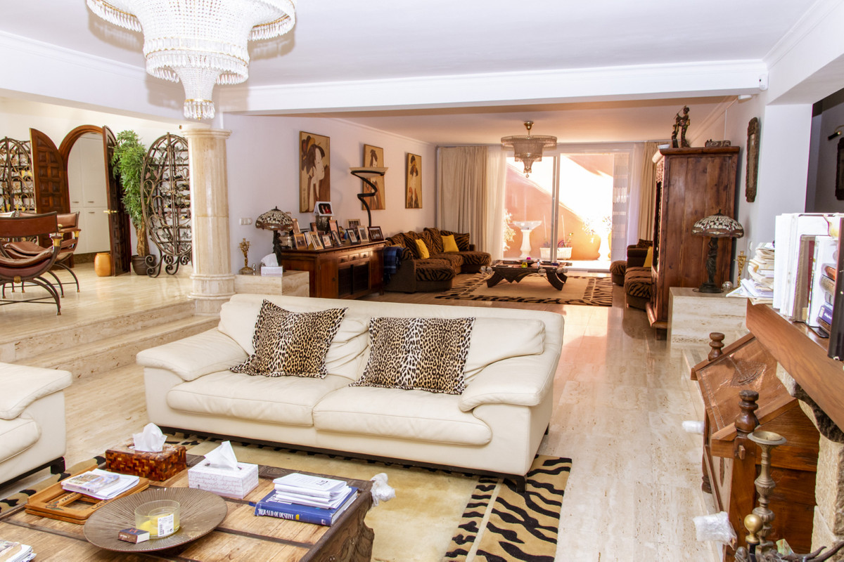 Villa · Estepona · (R3829441)