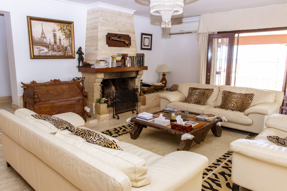 Villa · Estepona · (R3829441)