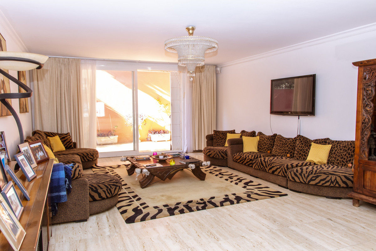Villa · Estepona · (R3829441)