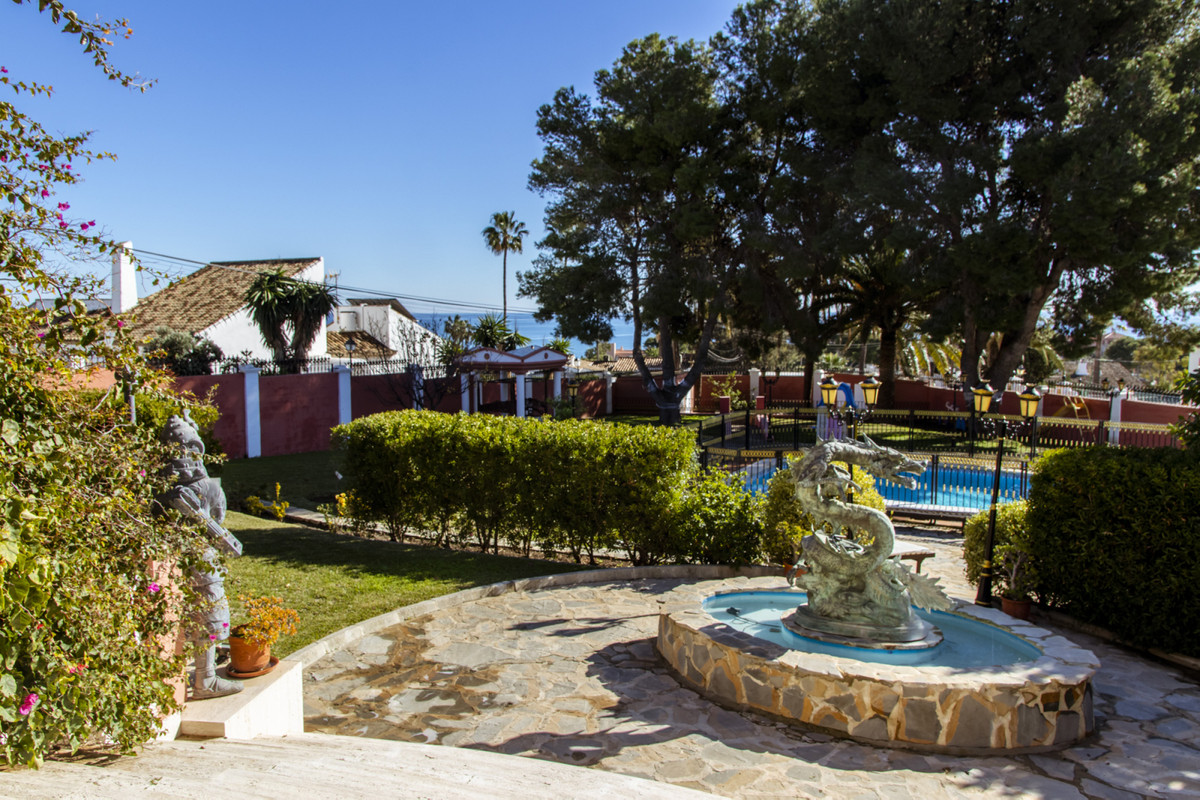 Villa · Estepona · (R3829441)