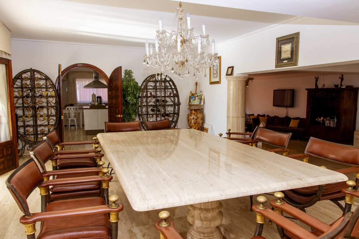 Villa · Estepona · (R3829441)