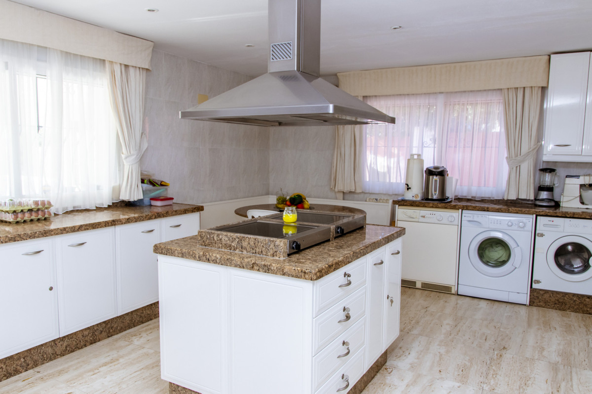 Villa · Estepona · (R3829441)
