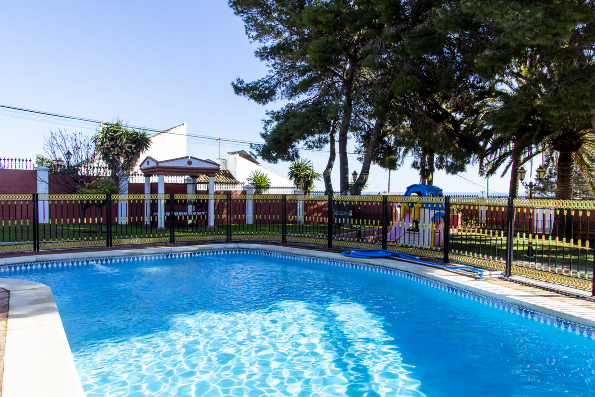 Villa · Estepona · (R3829441)