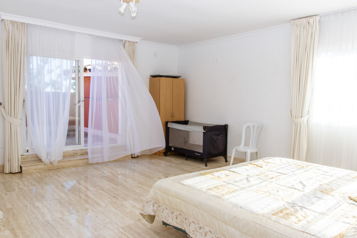 Villa · Estepona · (R3829441)