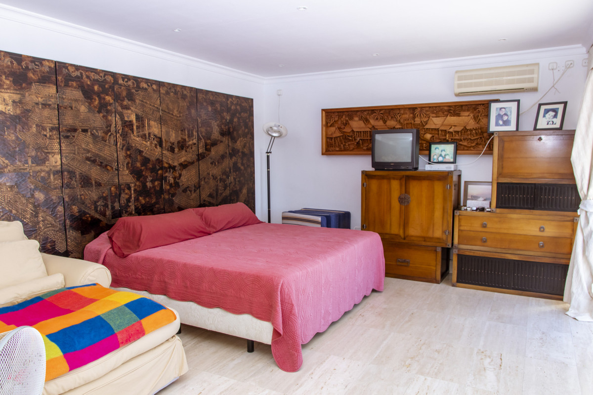 Villa · Estepona · (R3829441)