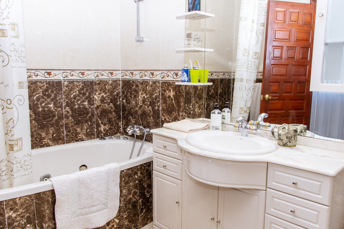 Villa · Estepona · (R3829441)