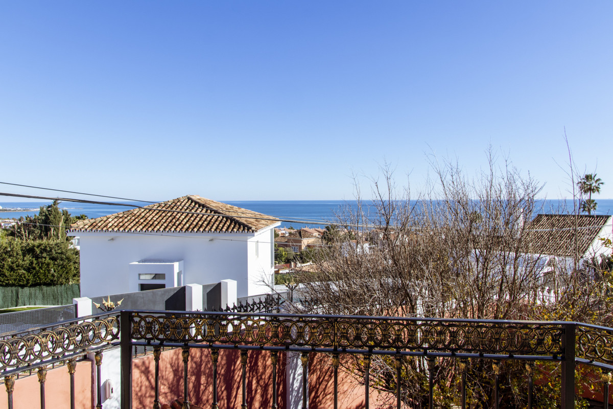 Villa · Estepona · (R3829441)