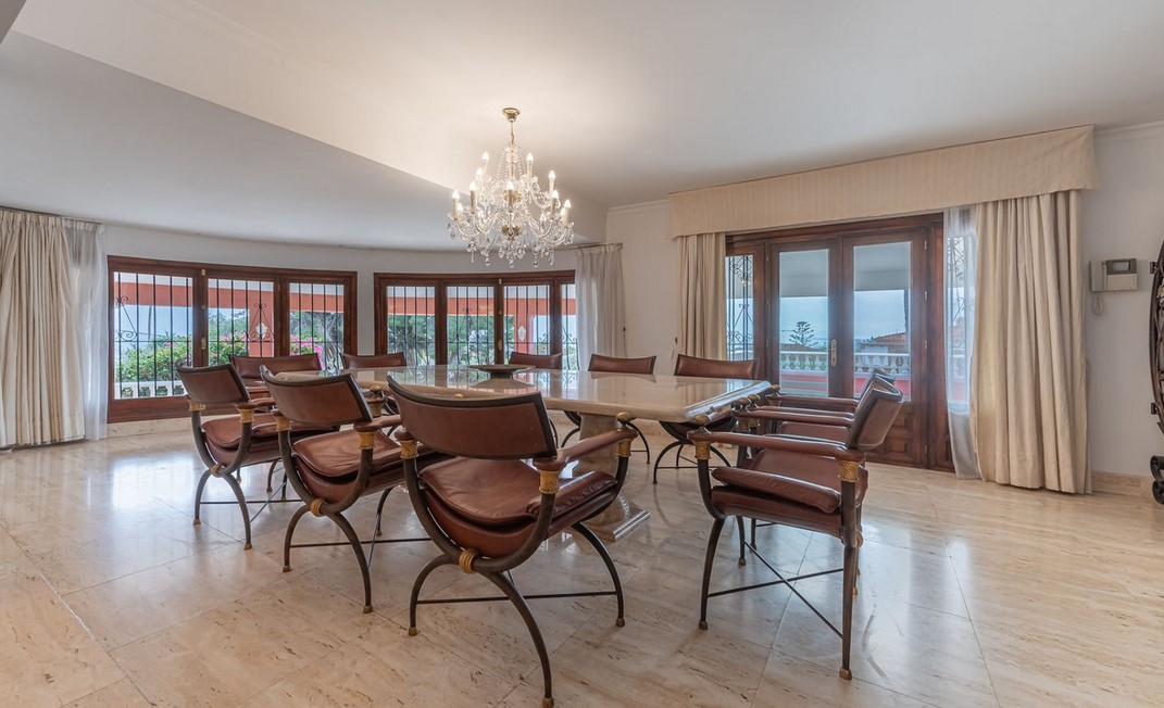 Villa · Estepona · (R3829441)