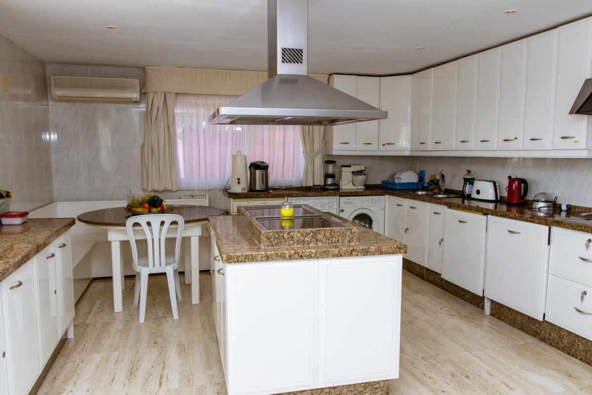 Villa · Estepona · (R3829441)