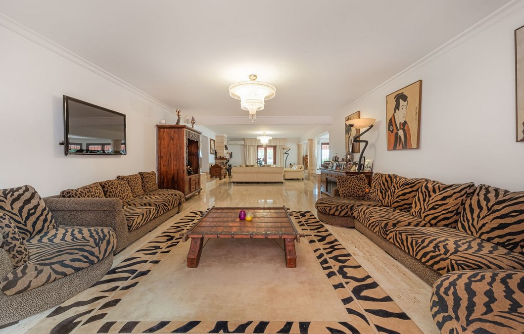 Villa · Estepona · (R3829441)