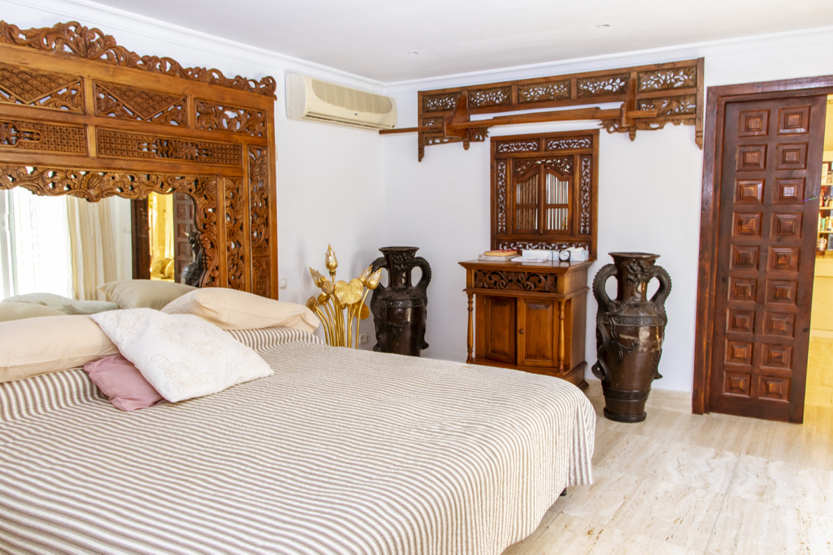 Villa · Estepona · (R3829441)