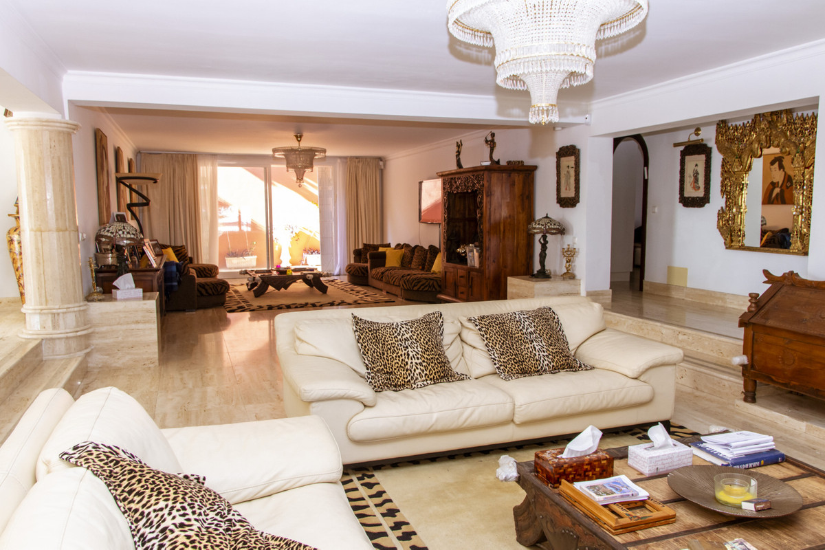 Villa · Estepona · (R3829441)