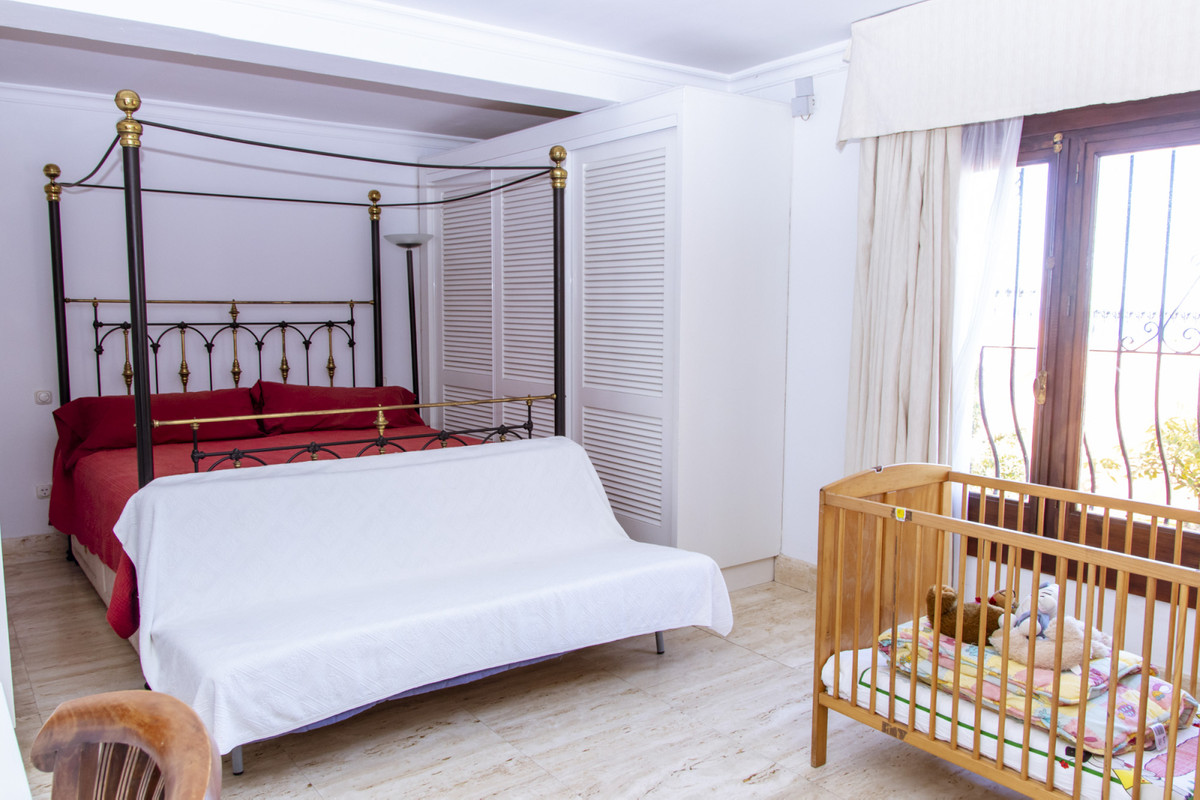 Villa · Estepona · (R3829441)