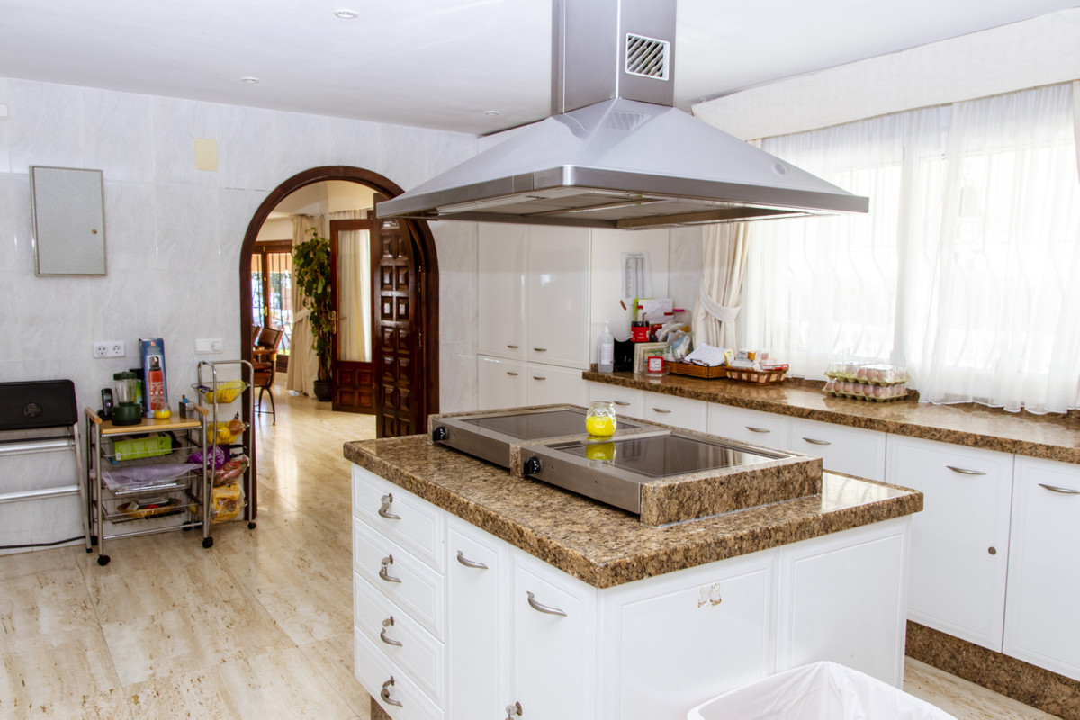 Villa · Estepona · (R3829441)