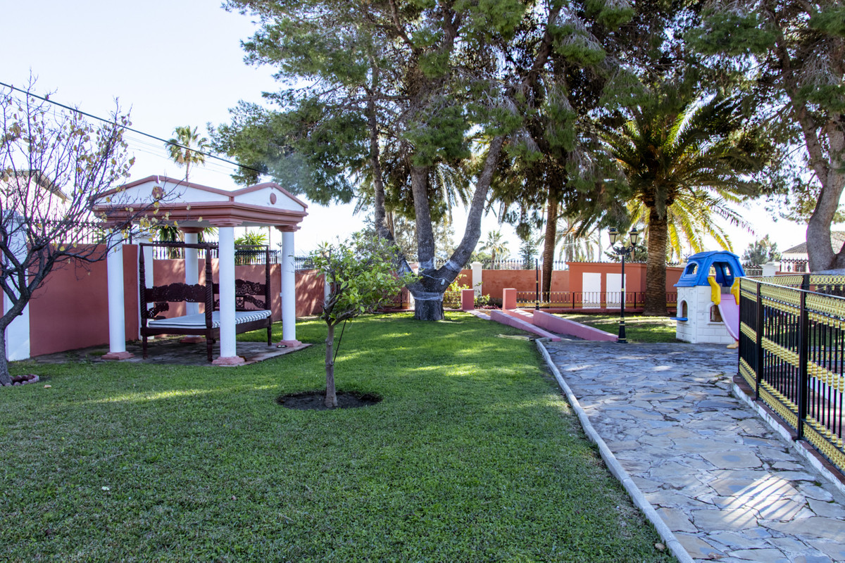 Villa · Estepona · (R3829441)