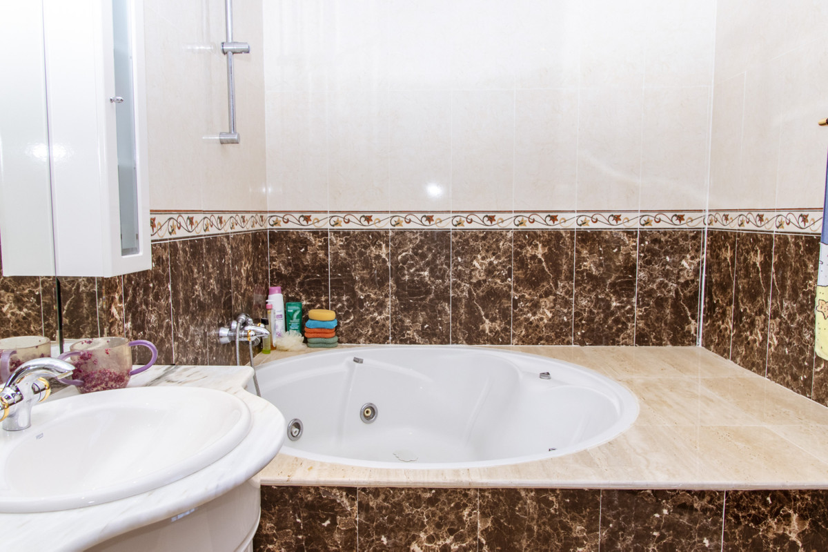 Villa · Estepona · (R3829441)